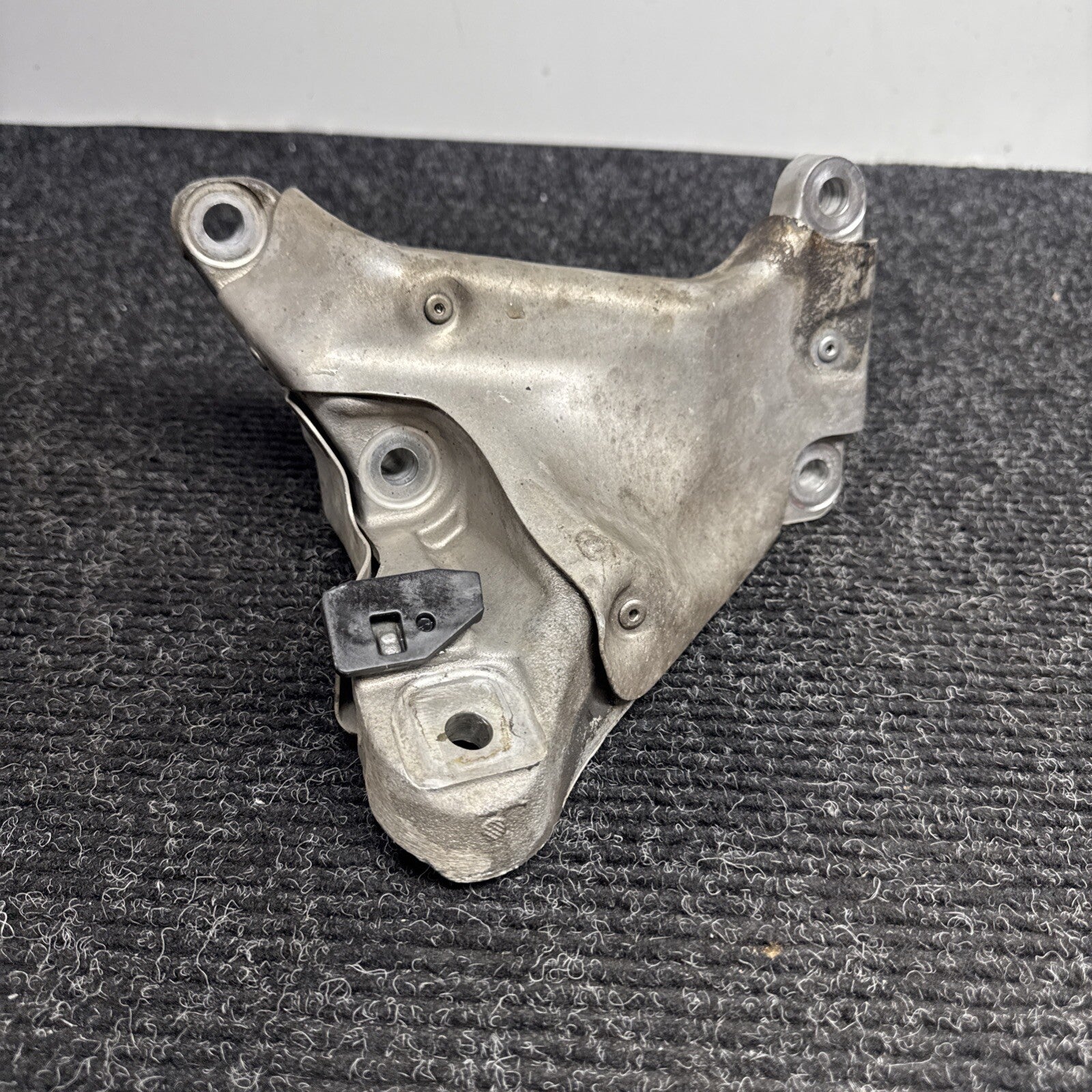 07-11 BMW E82 E88 E90 E92 135I 335I N54 Z4 RIGHT PASSENGER ENGINE MOUNT BRACKET