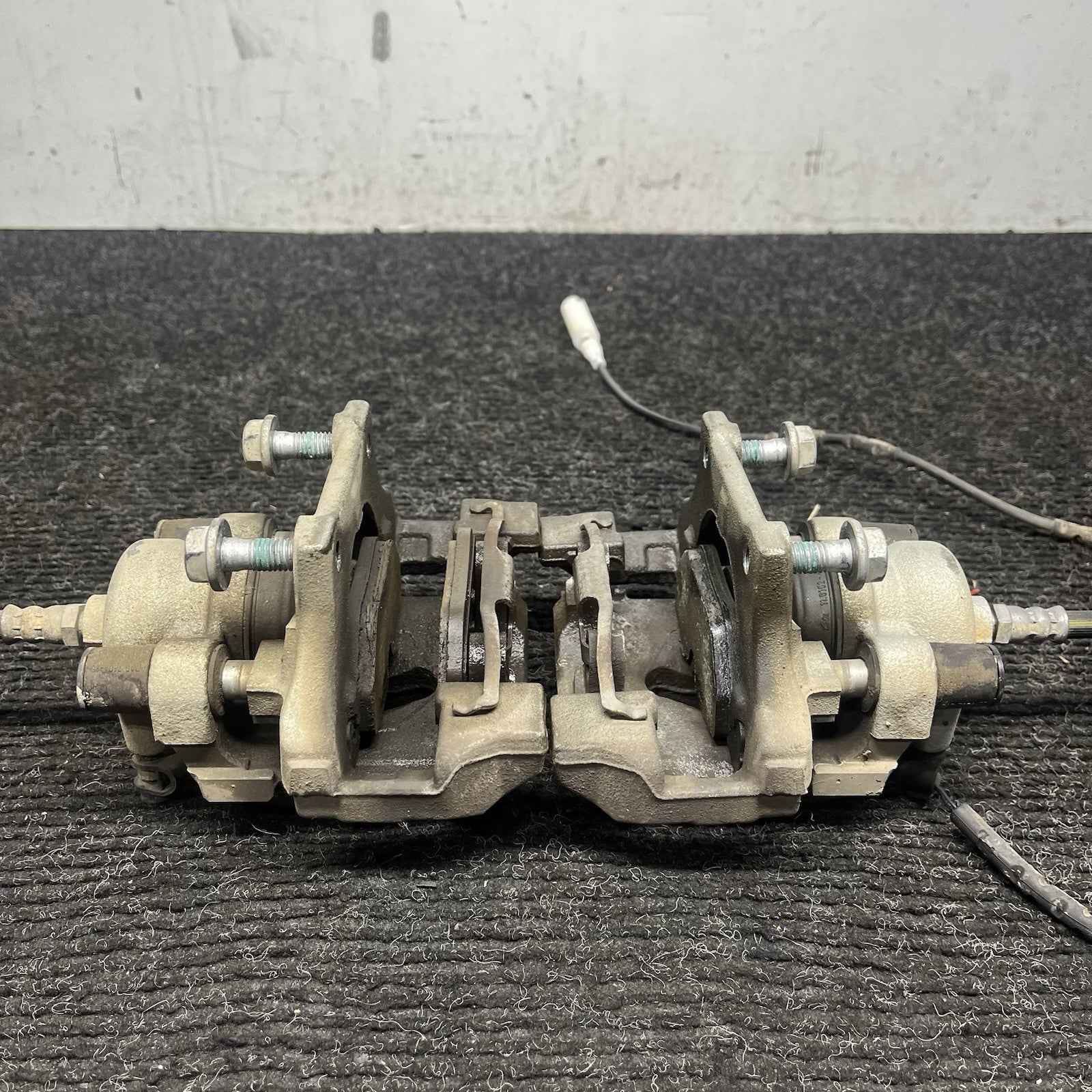 ☑️ 07-13 BMW E90 E92 E93 328i Rear Right Brake Caliper Carrier Pair OEM