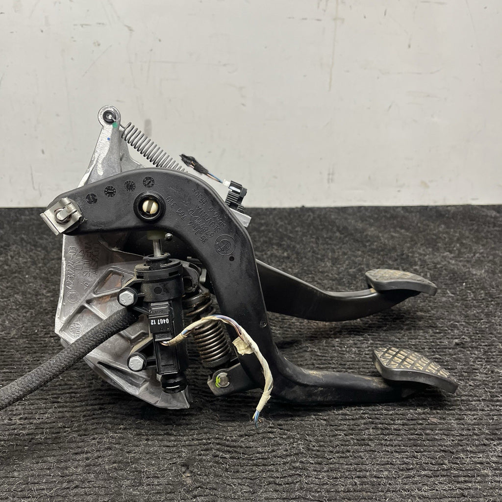 ☑️ 07-13 OEM BMW E88 E90 E92 335 MANUAL TRANSMISSION Clutch Brake Pedal Assembly
