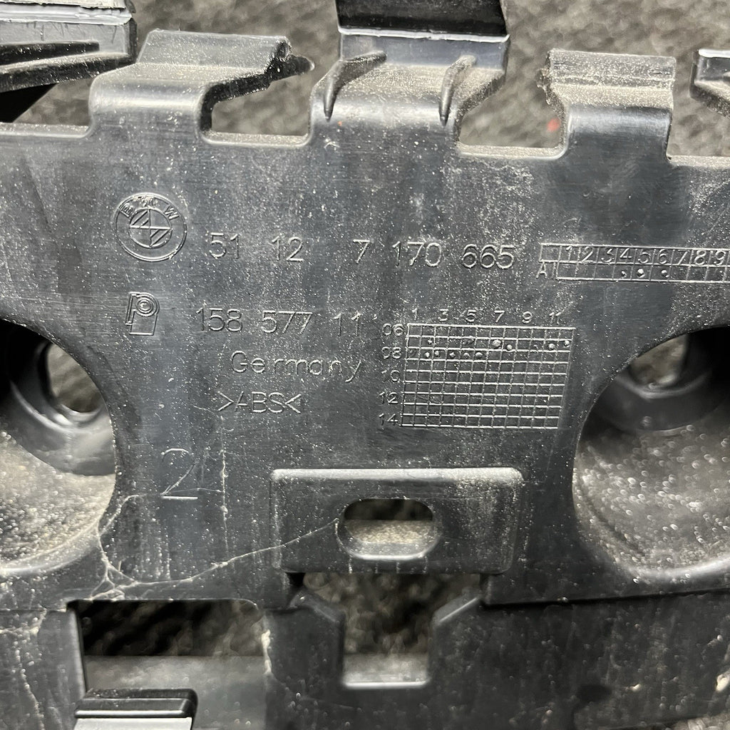 ☑️ Rear Bumper Center Guide Bracket OEM BMW E82 E88 135 128i 2008-2013