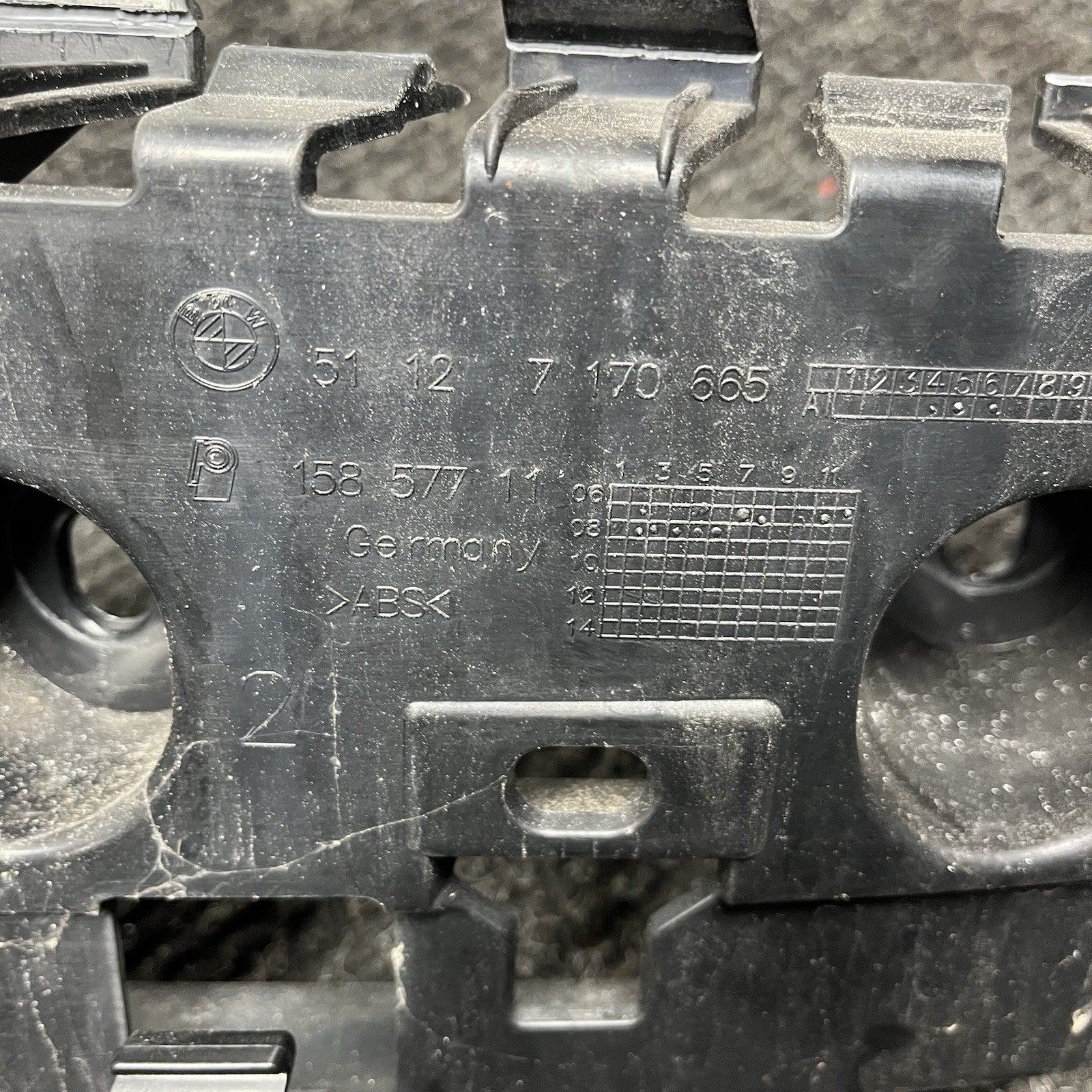 ☑️ Rear Bumper Center Guide Bracket OEM BMW E82 E88 135 128i 2008-2013