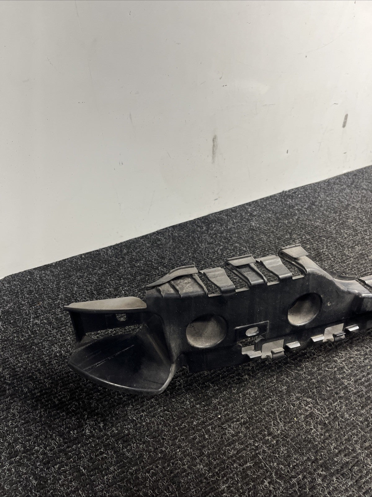 ☑️ OEM BMW E92 328 335 M3 COUPE Rear Center Bumper Mount Bracket Guide Support
