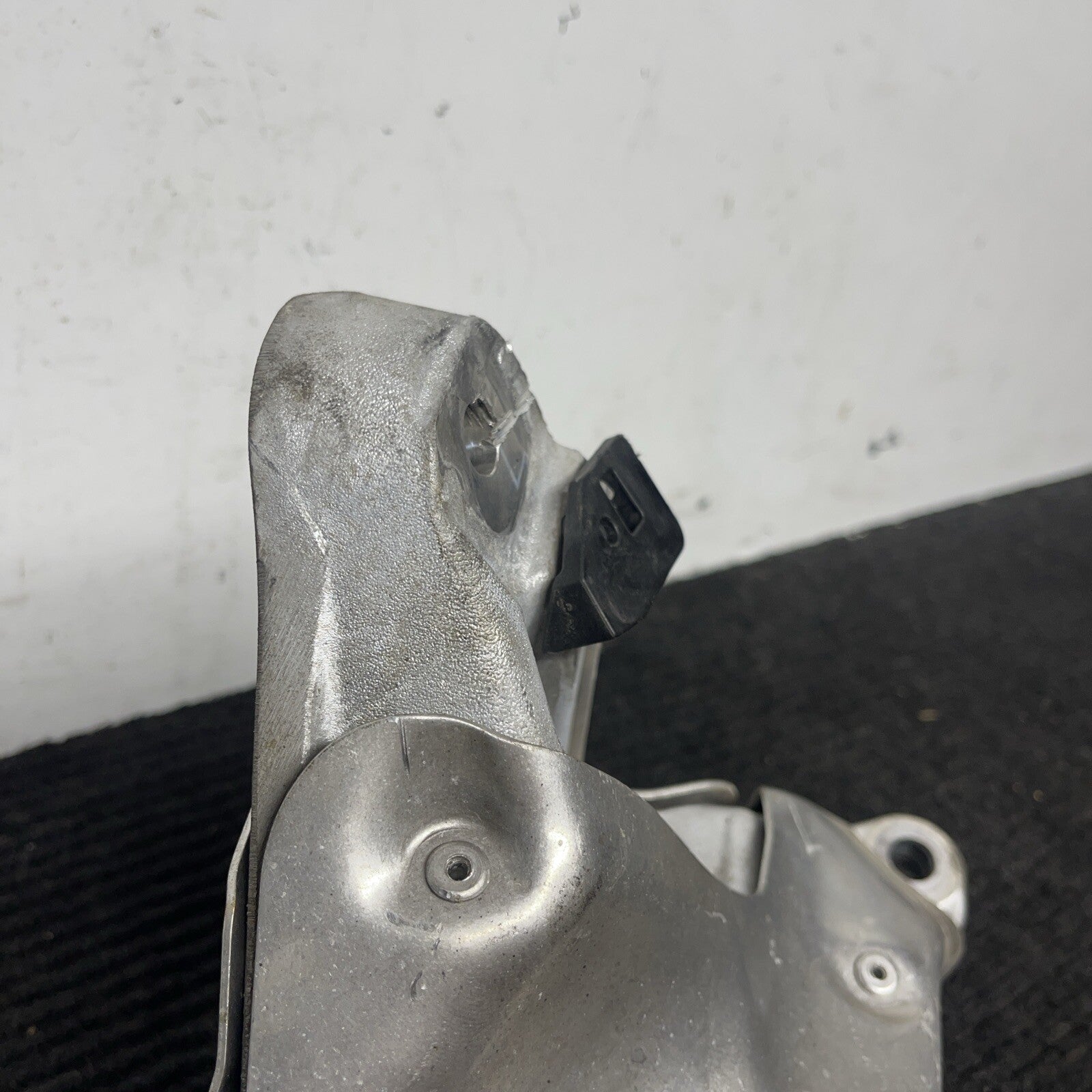 07-11 BMW E82 E88 E90 E92 135I 335I N54 Z4 RIGHT PASSENGER ENGINE MOUNT BRACKET