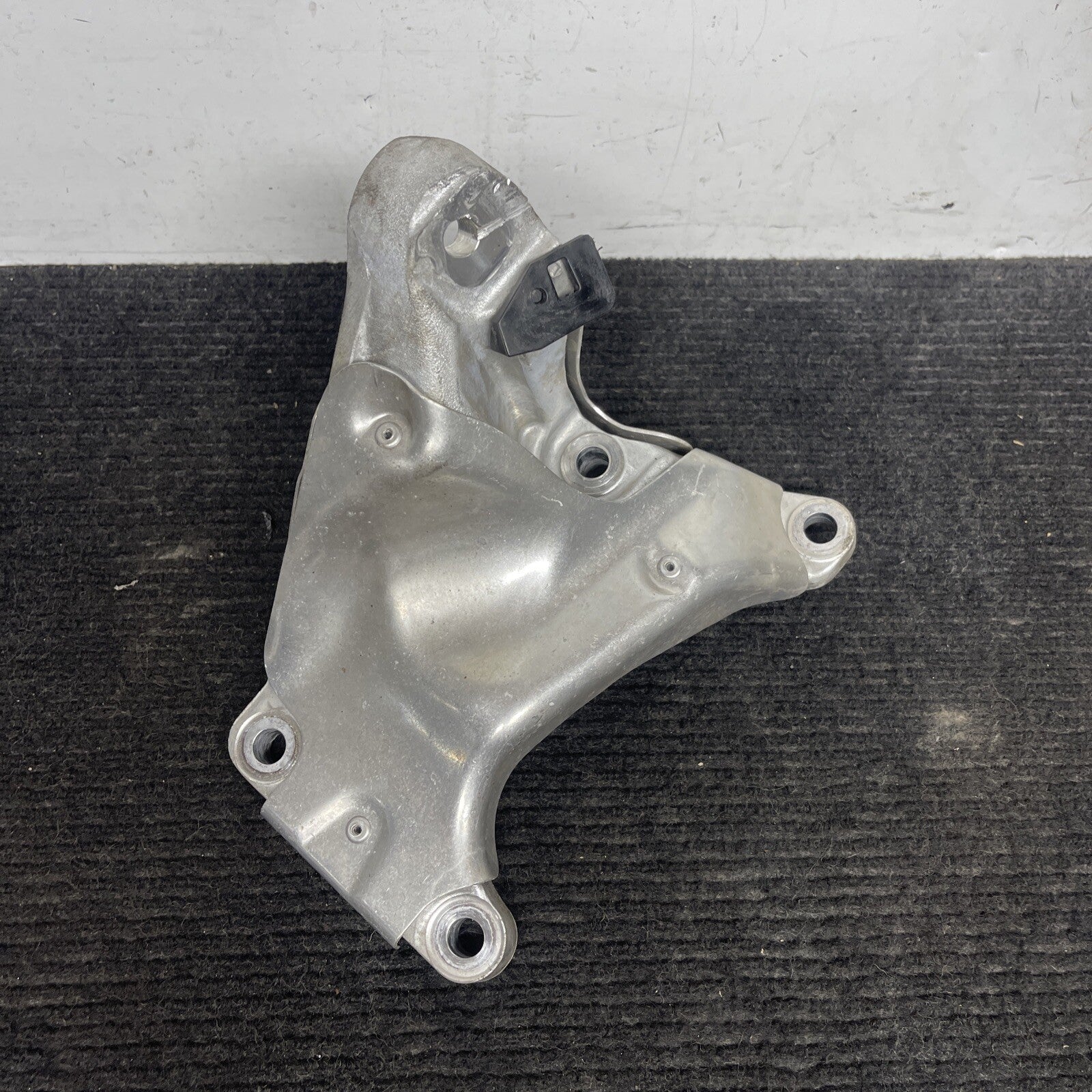 07-11 BMW E82 E88 E90 E92 135I 335I N54 Z4 RIGHT PASSENGER ENGINE MOUNT BRACKET