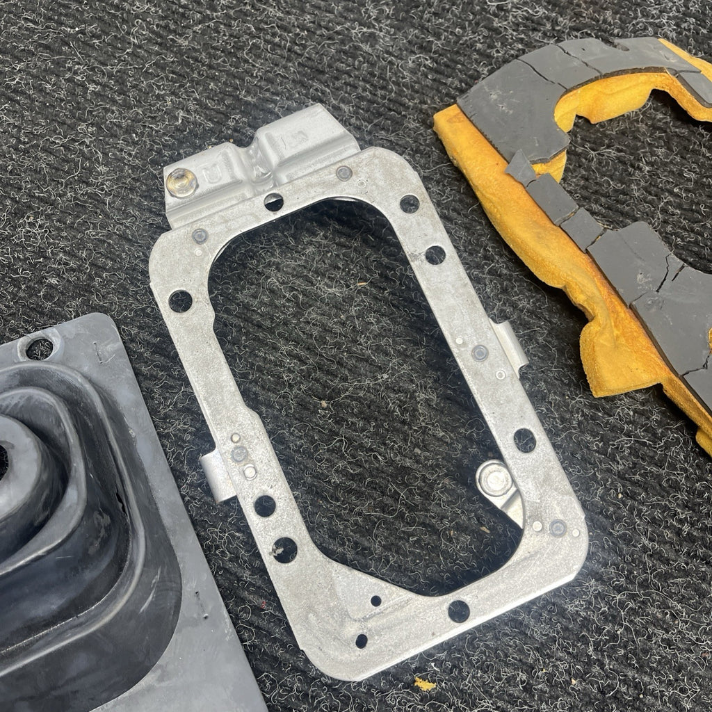 ☑️ 08-14 SUBARU IMPREZA WRX & STI SHIFTER TRIM MOUNT BEZEL PLATE BRACKET W/FOAM