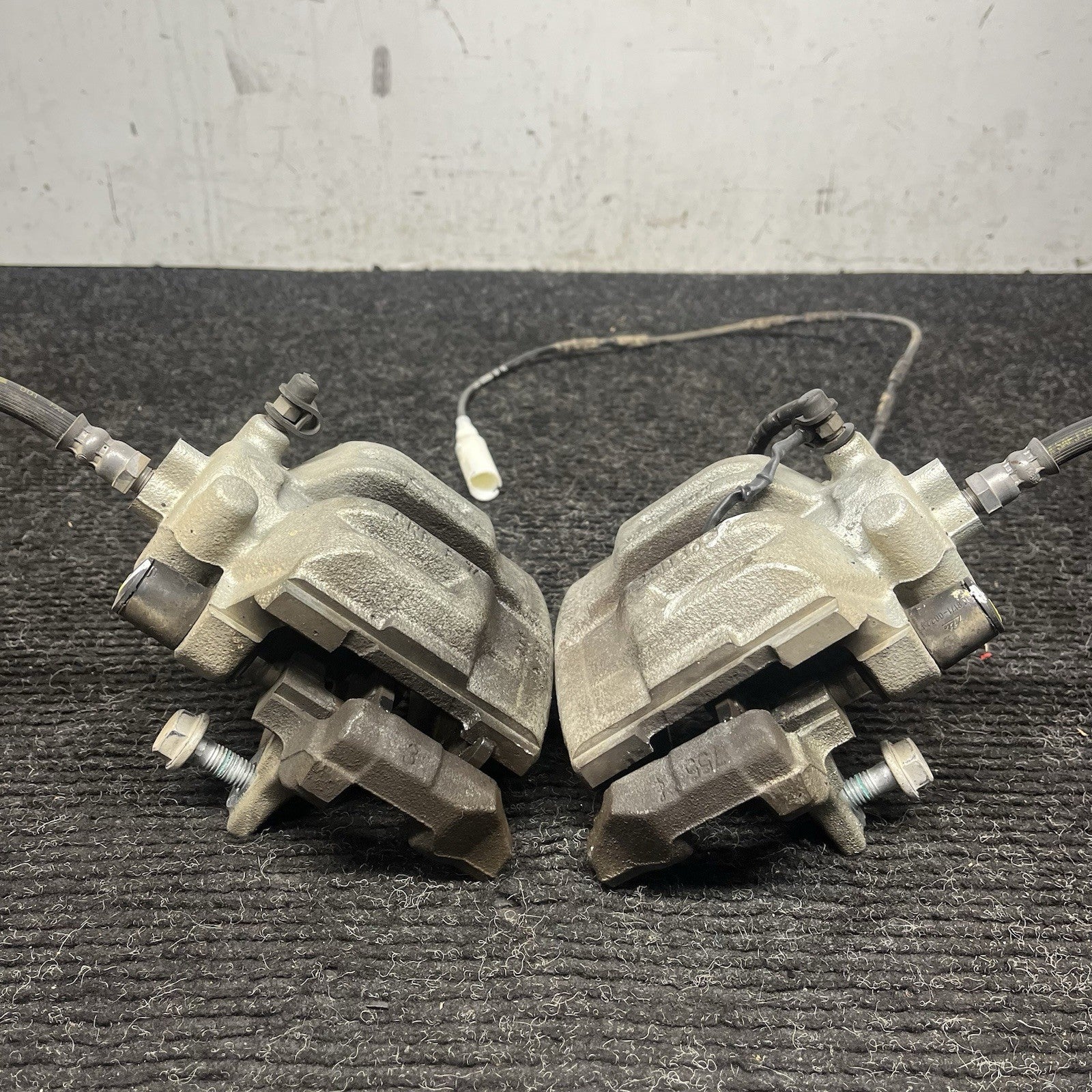 ☑️ 07-13 BMW E90 E92 E93 328i Rear Right Brake Caliper Carrier Pair OEM
