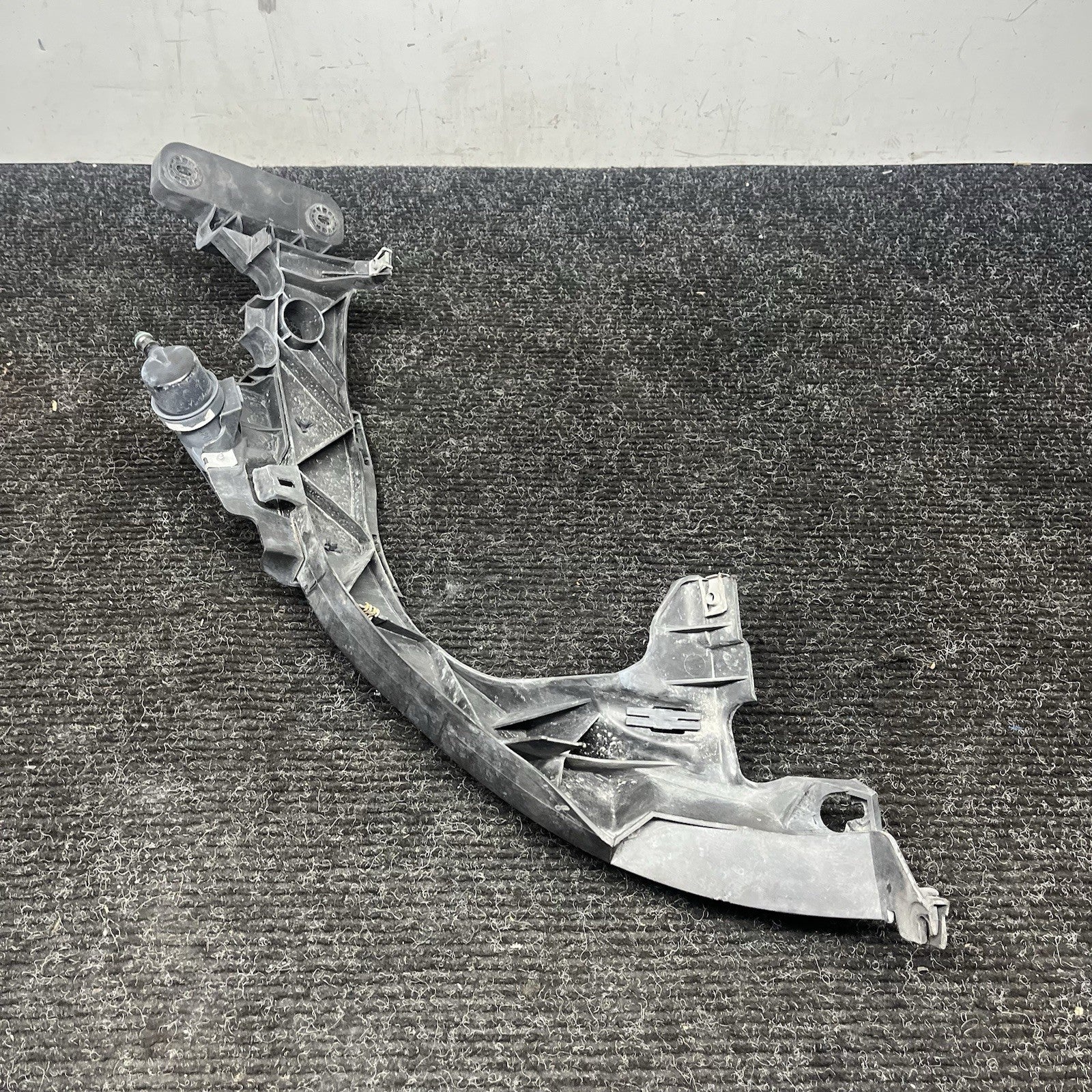 ☑️ 08-13 BMW E82 E88 135 Right Passenger Headlight Arm Bracket Mount