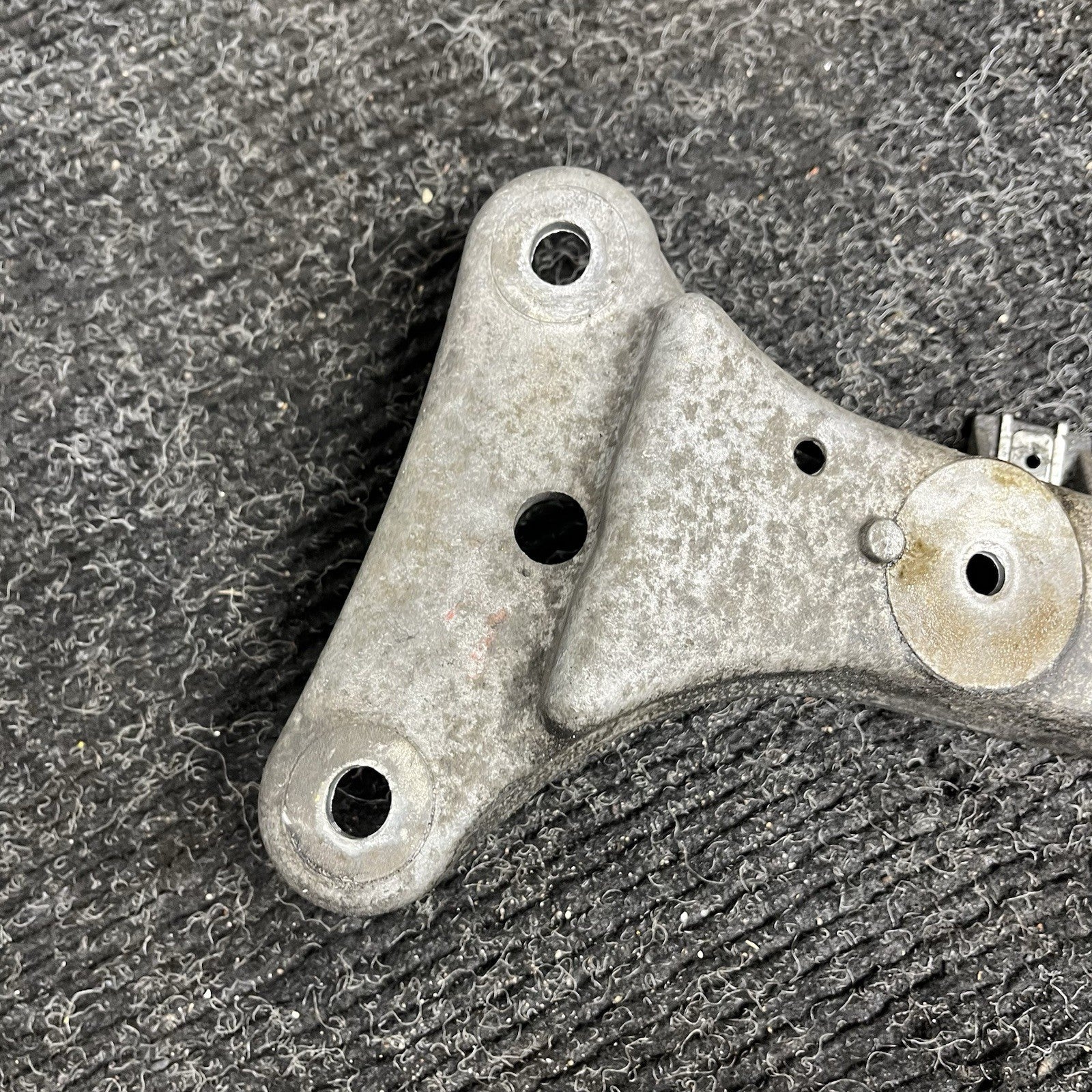 ☑️ BMW E88 E82 E90 E92 135i 335i M/T Transmission Gearbox Support Bracket OEM