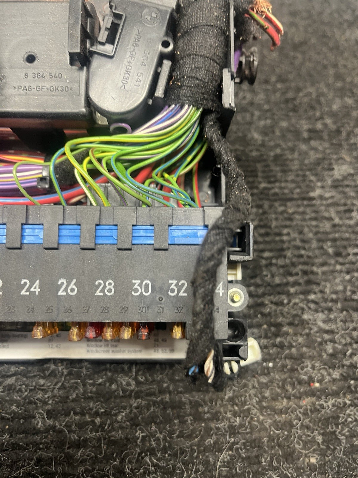☑️ 00-05 BMW 3 Series E46 OEM Fuse box block panel with fuses & relays 8 364 542