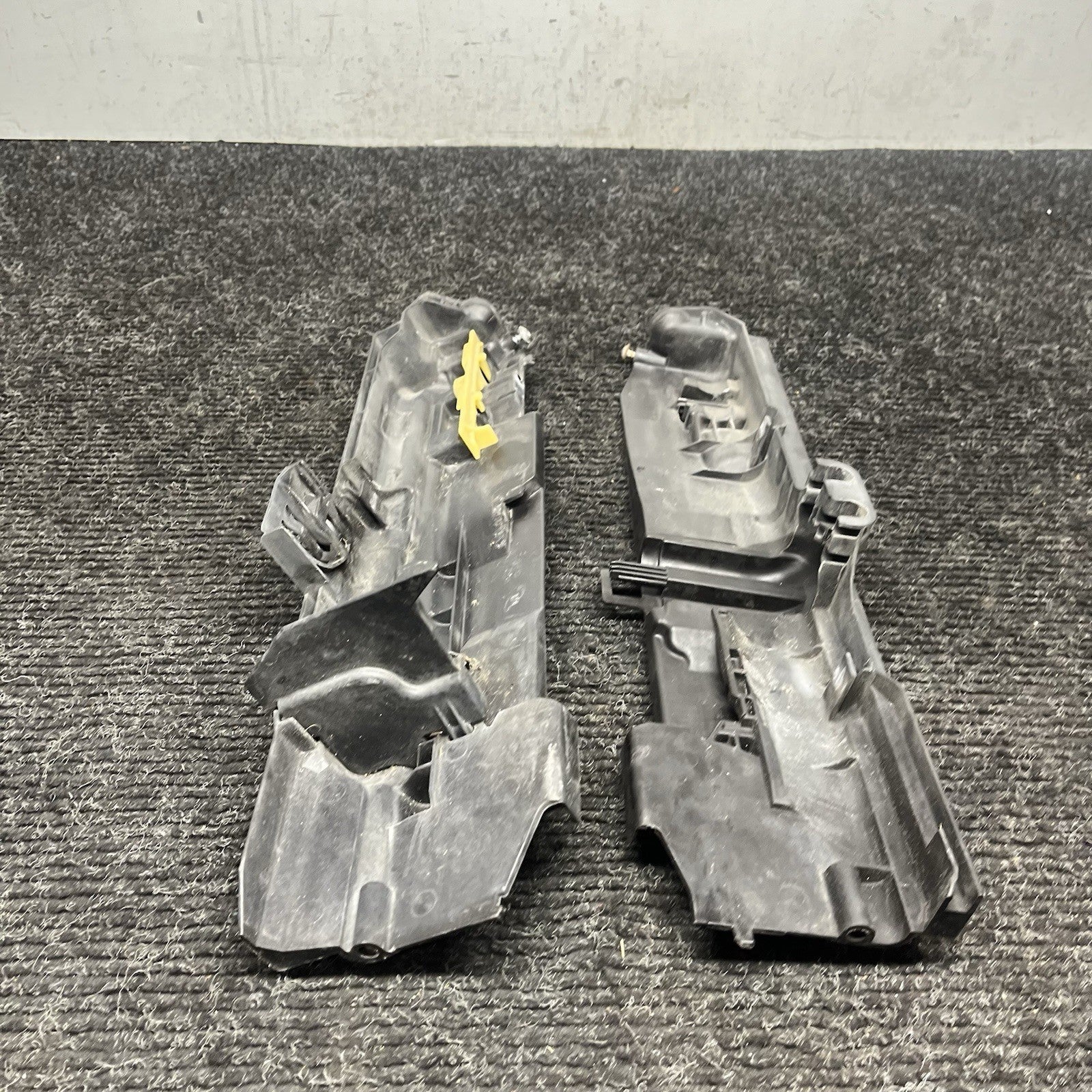 ☑️07-13 OEM BMW E82 E88 E90 E92 E93 335 Front Radiator Bracket Pair Left Right