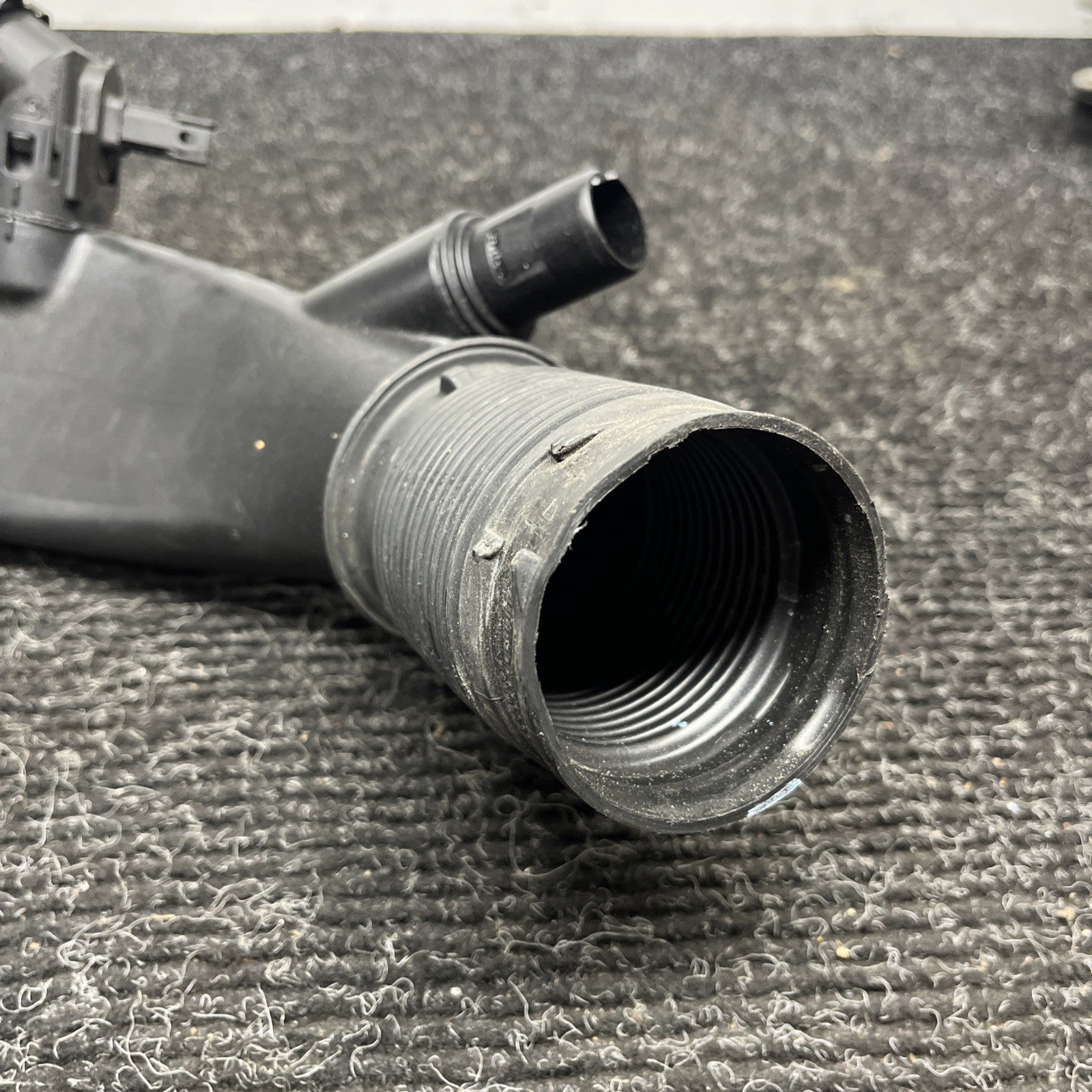 ☑️ 07-13 BMW 335i ENGINE TURBO INTAKE CHARGE INDUCTION PIPE TUBE OEM 7600028