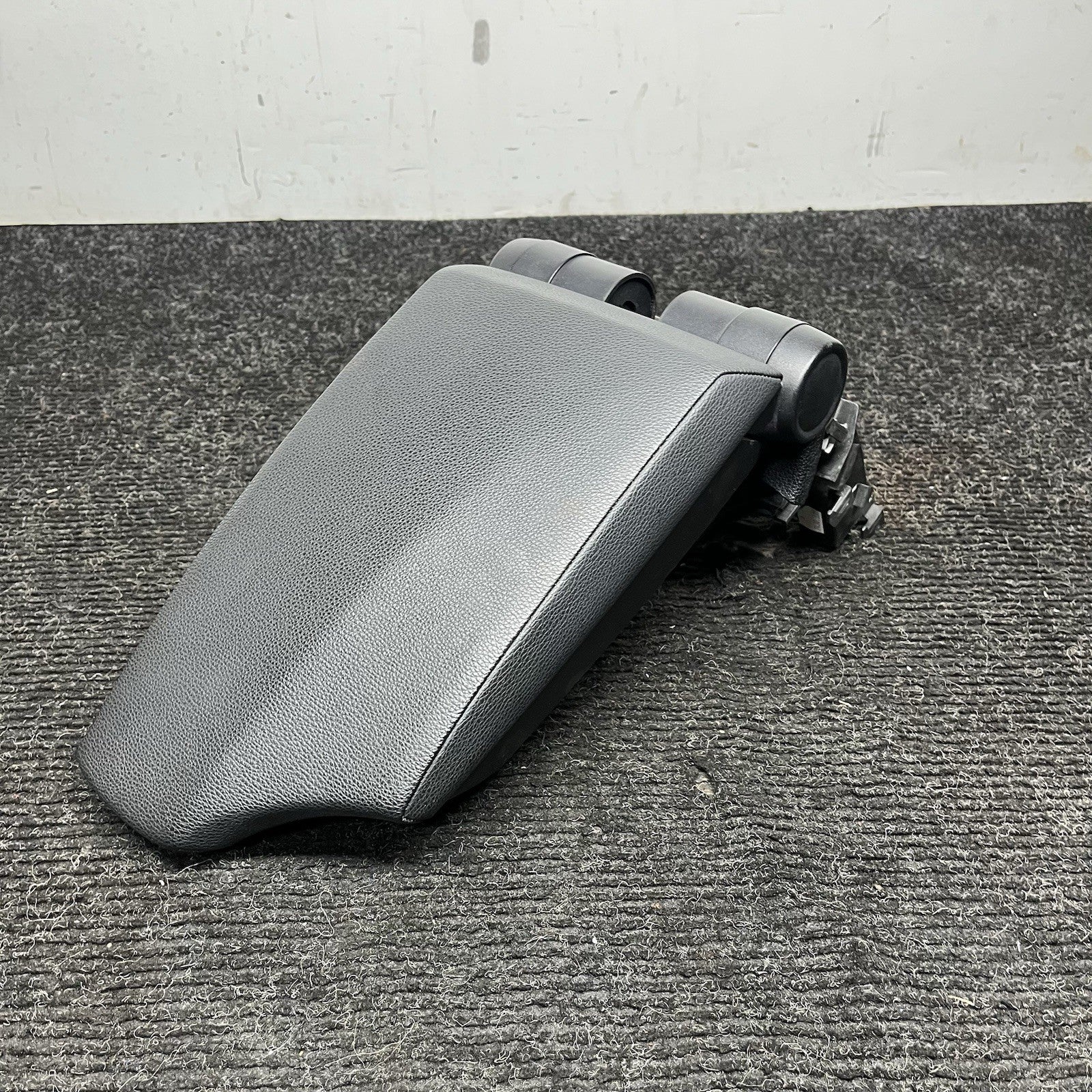 ☑️ 08-13 OEM BMW E88 E82 Center Console Armrest Tray Black Leather