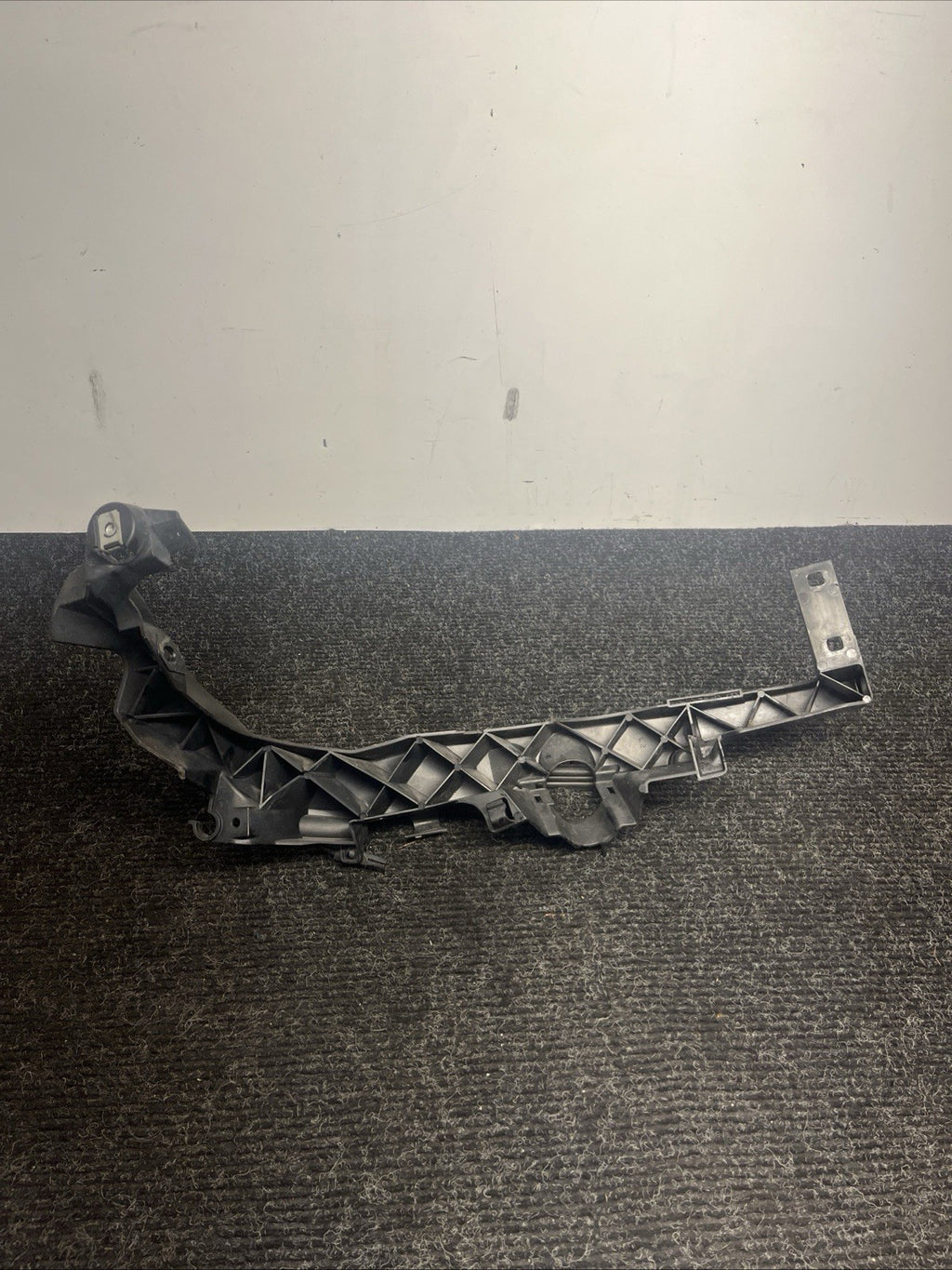 ☑️ 09-11 BMW E90 E91 LCI Front Left Driver Headlight Arm Bracket Mount Plastic
