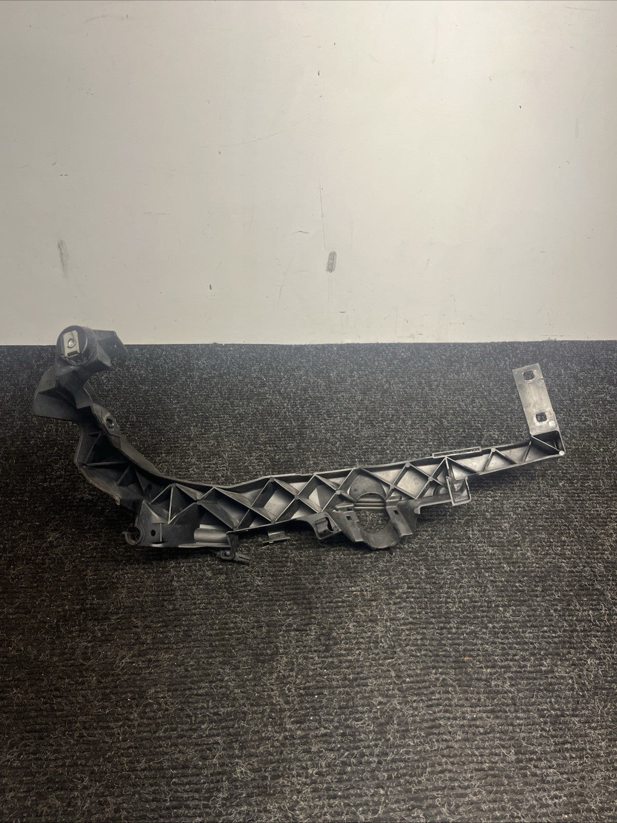 ☑️ 09-11 BMW E90 E91 LCI Front Left Driver Headlight Arm Bracket Mount Plastic