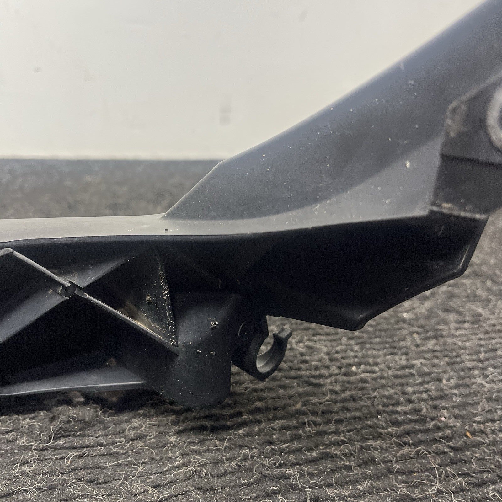 ☑️ 06-08 BMW E90 E91 325 330 335 Front Passenger Headlight Arm Bracket Mount