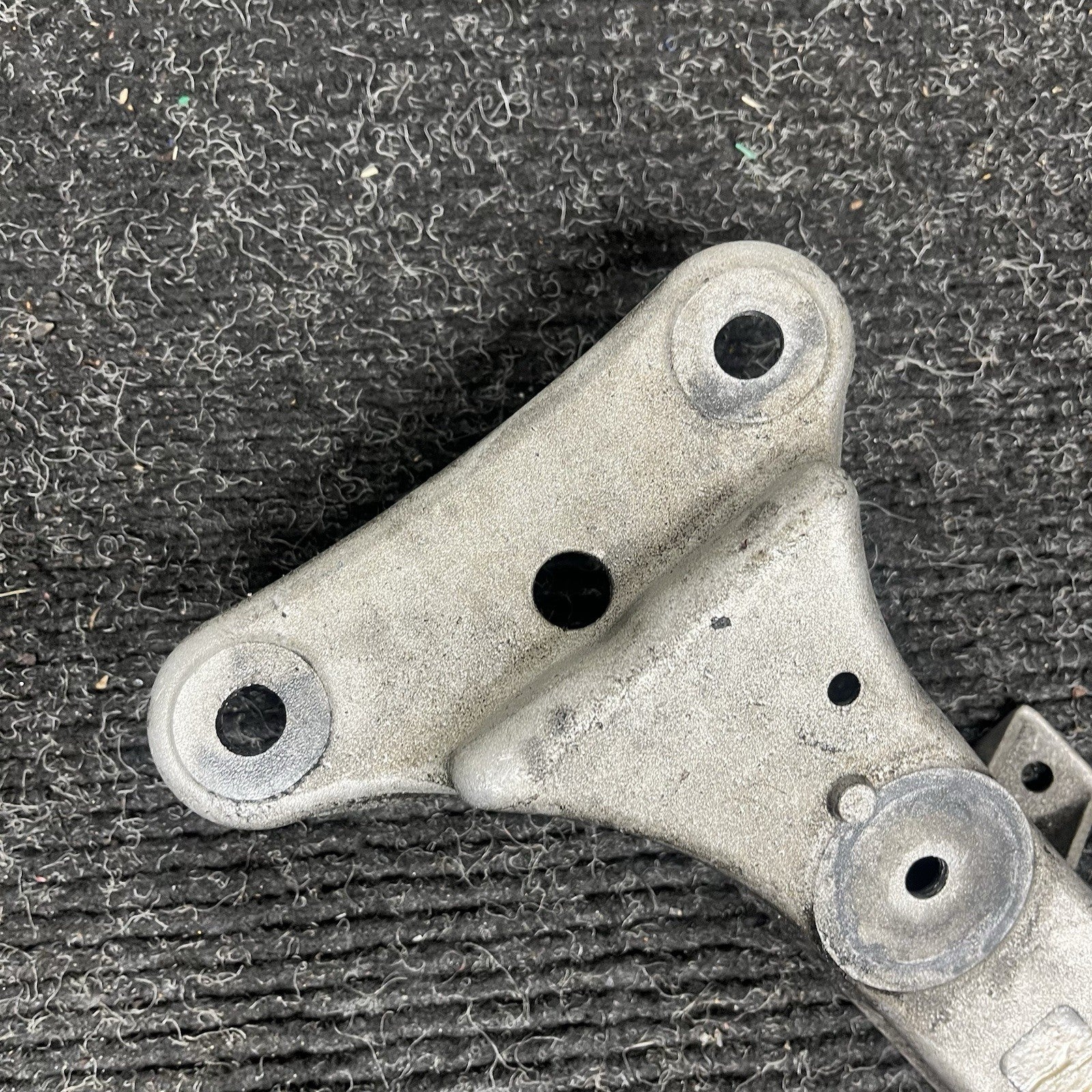 ☑️ 06-13 BMW E92 335i Automatic Transmission Mount Bracket Support OEM