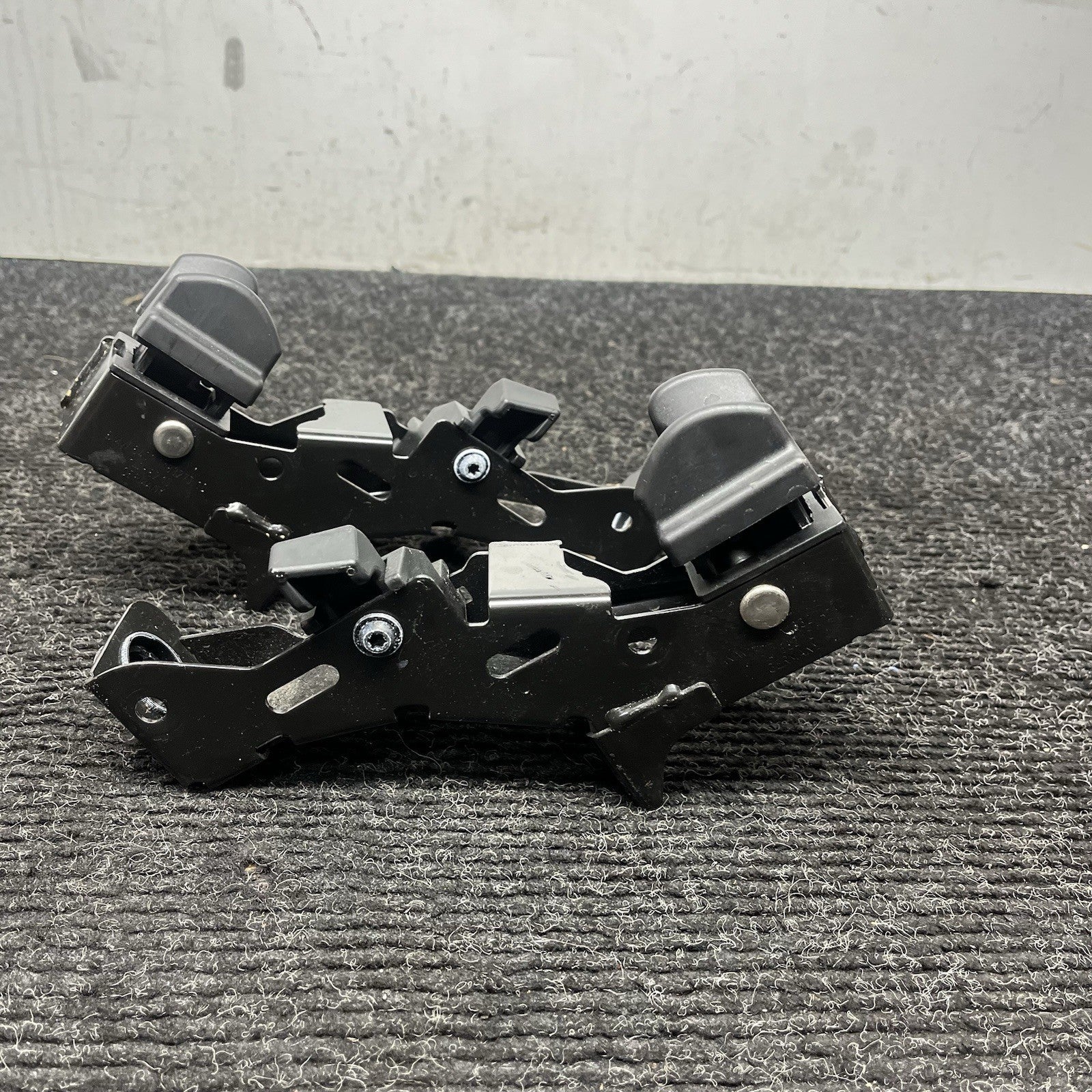 ☑️ 07-13 BMW E93 328i 335i M3 Right Side Convertible Hardtop Bracket Latch OEM