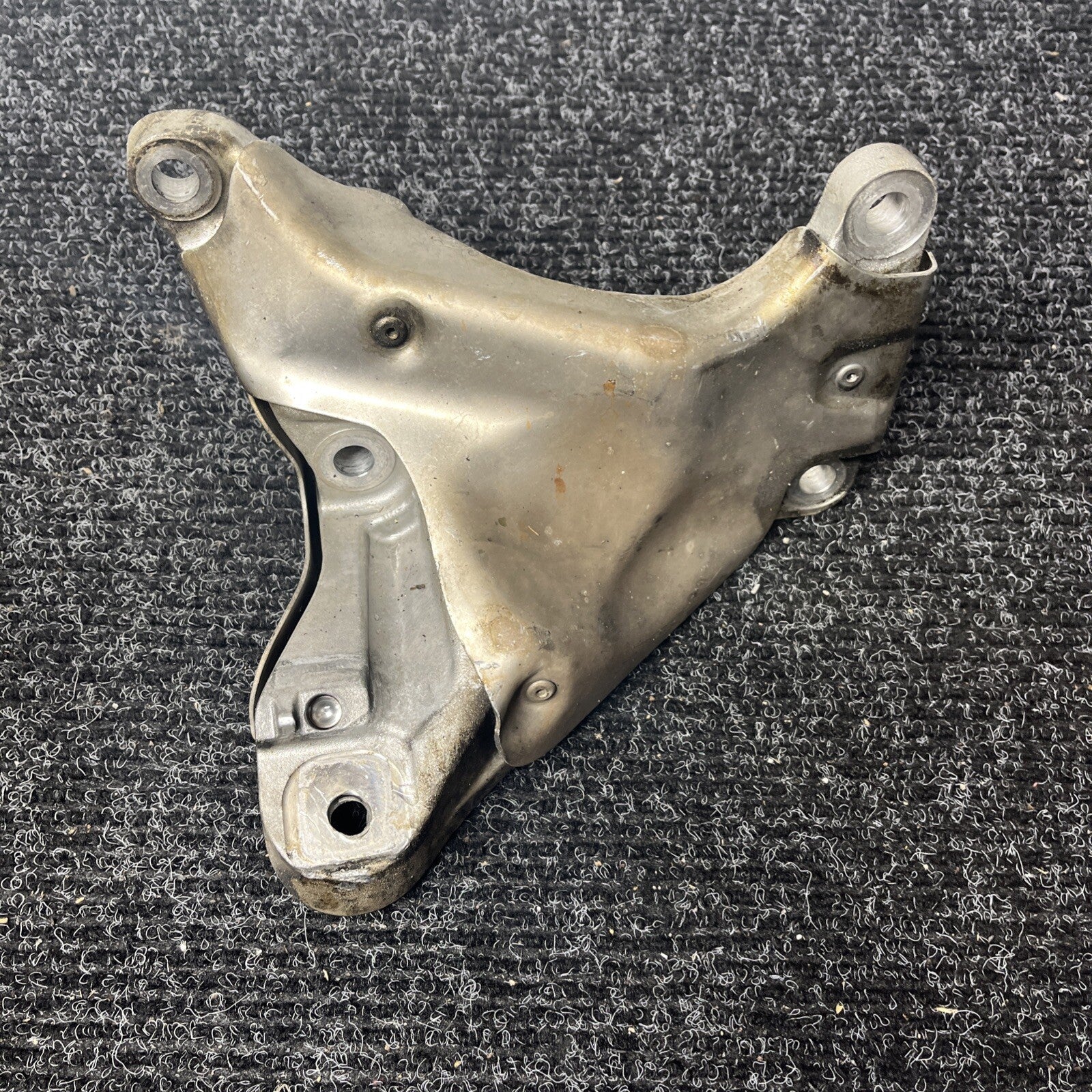 ☑️ 07-11 BMW E82 E88 E90 E92 135i 335i Right Passenger Engine Mount Bracket OEM