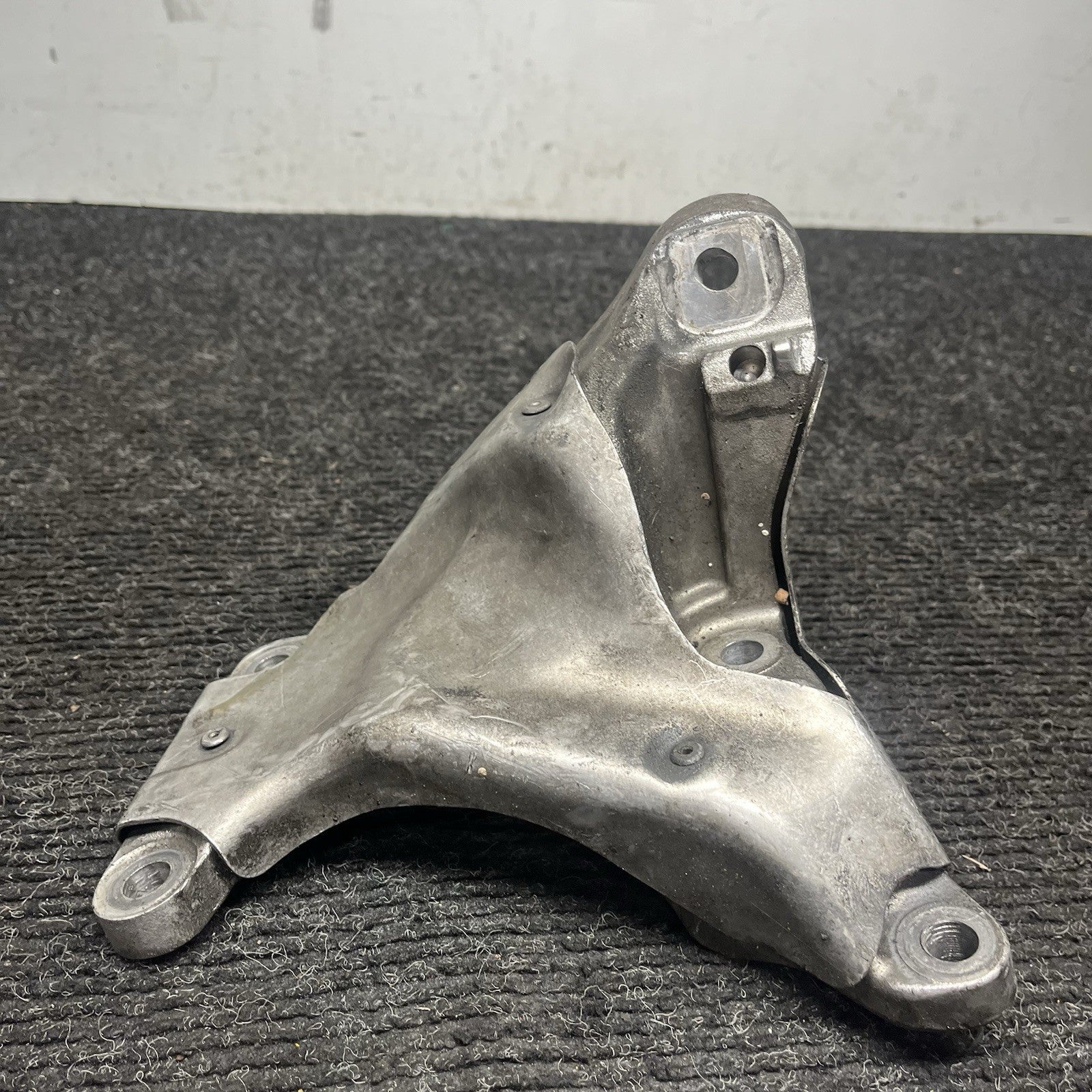 07-11 BMW E82 E88 E90 E92 135I 335I N54 Z4 RIGHT PASSENGER ENGINE MOUNT BRACKET