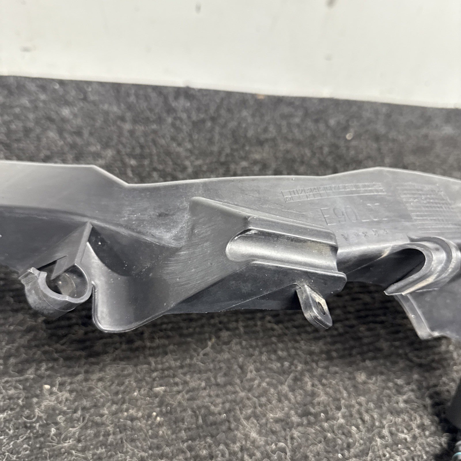 ☑️ 09-11 BMW E90 335 LCI Right Passenger Headlight Arm Bracket Mount Plastic