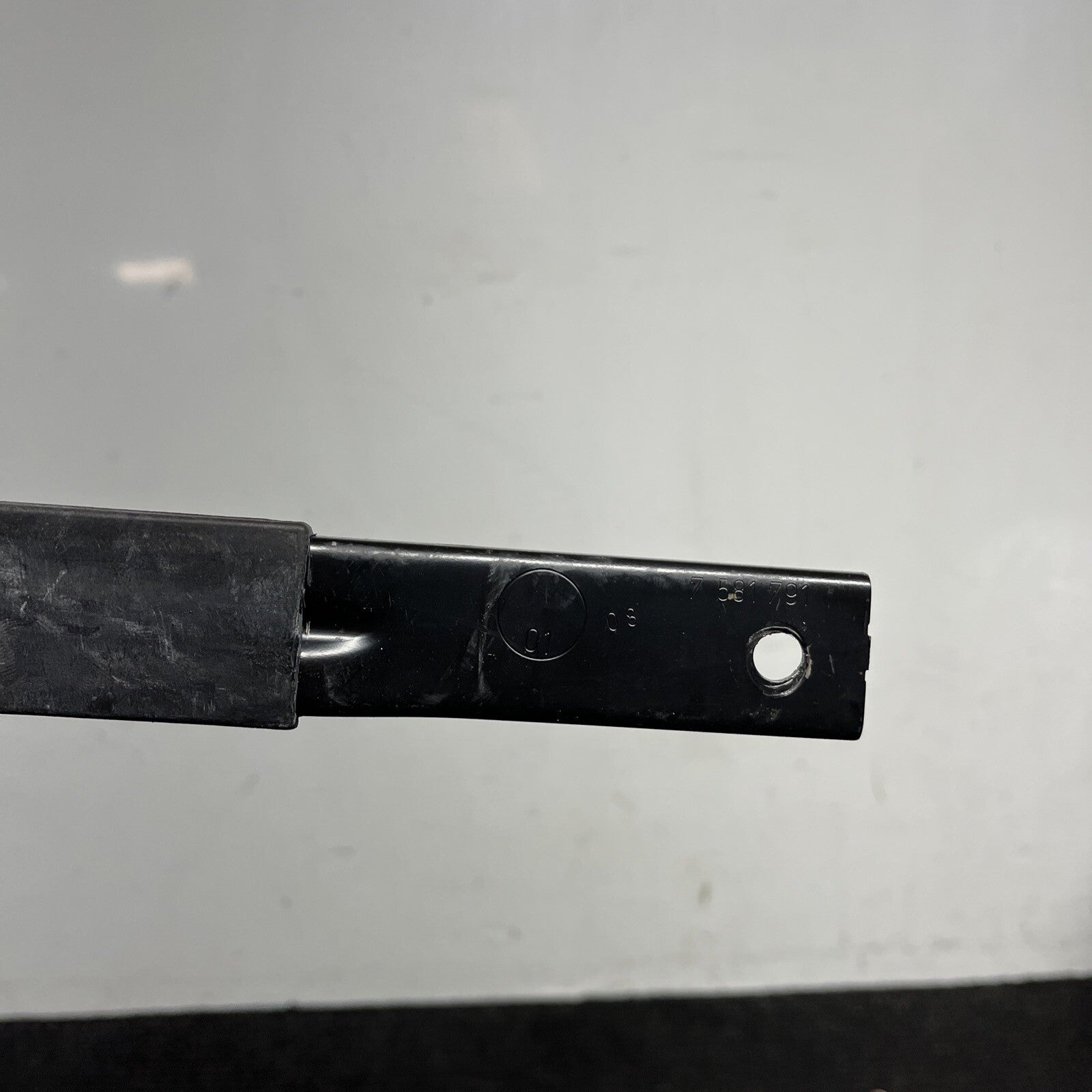 ☑️ 2008-2013 BMW 128i 135i Coupe Battery Protection Bar Bracket Holder Tie OEM