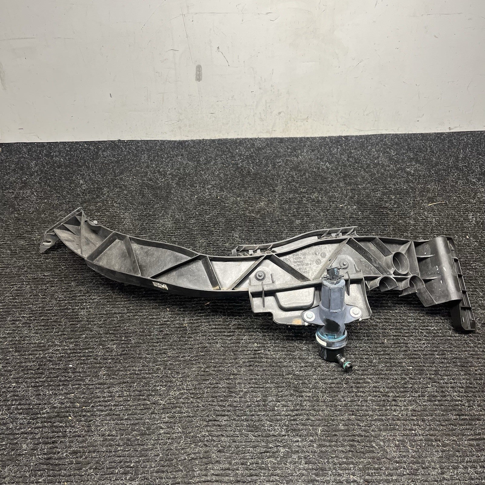 ☑️ 08-13 BMW E82 E88 135 Right Passenger Side Headlight Arm Bracket Mount