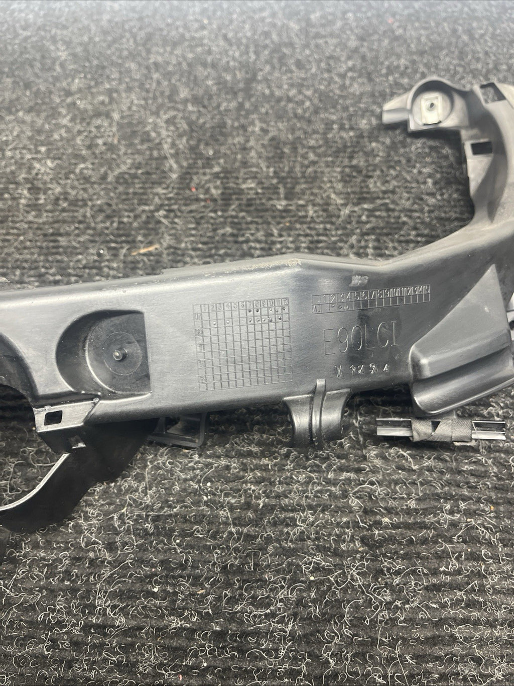 ☑️ 09-11 BMW E90 E91 LCI Front Left Driver Headlight Arm Bracket Mount Plastic