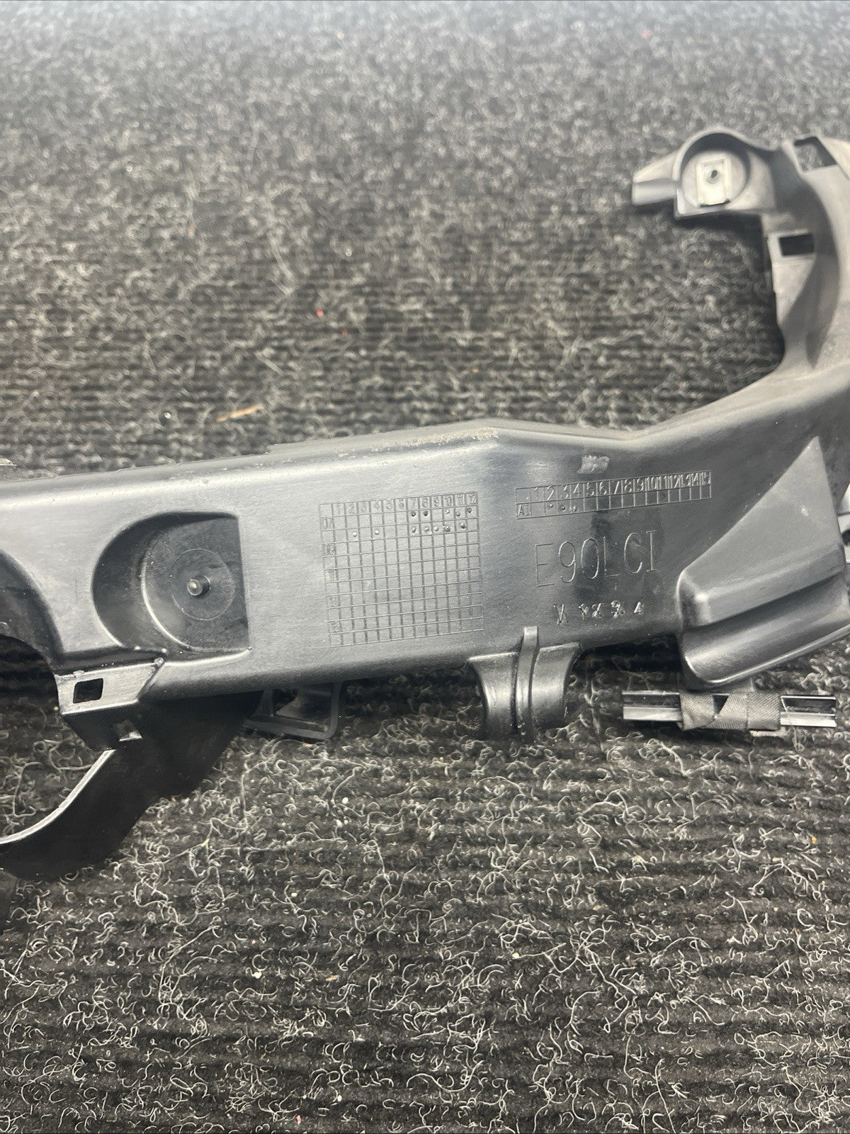 ☑️ 09-11 BMW E90 E91 LCI Front Left Driver Headlight Arm Bracket Mount Plastic