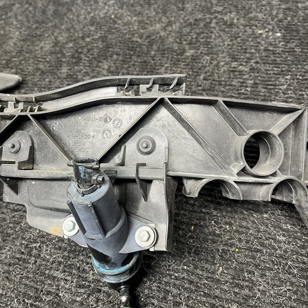 ☑️ 08-13 BMW E82 E88 135 Right Passenger Side Headlight Arm Bracket Mount