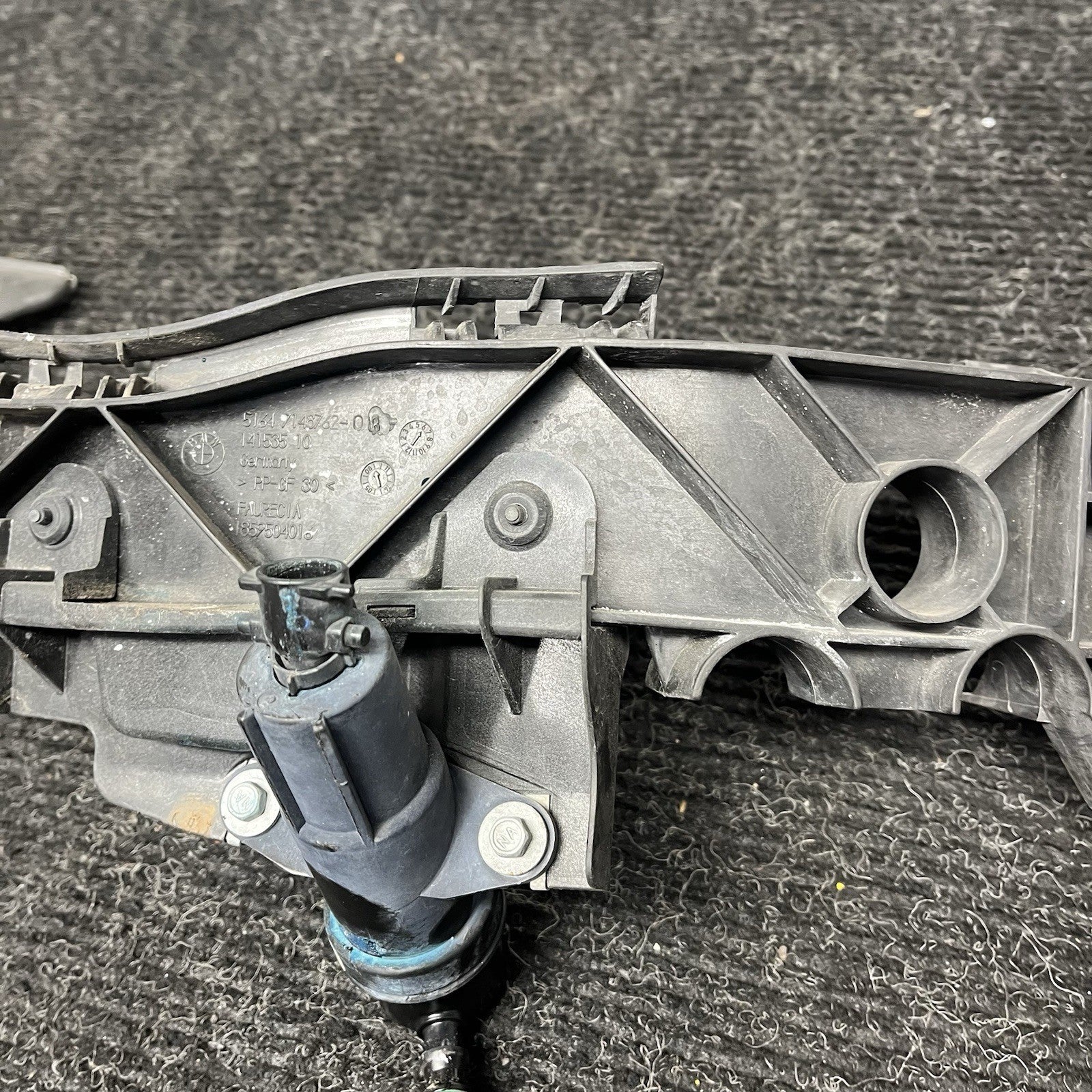 ☑️ 08-13 BMW E82 E88 135 Right Passenger Side Headlight Arm Bracket Mount