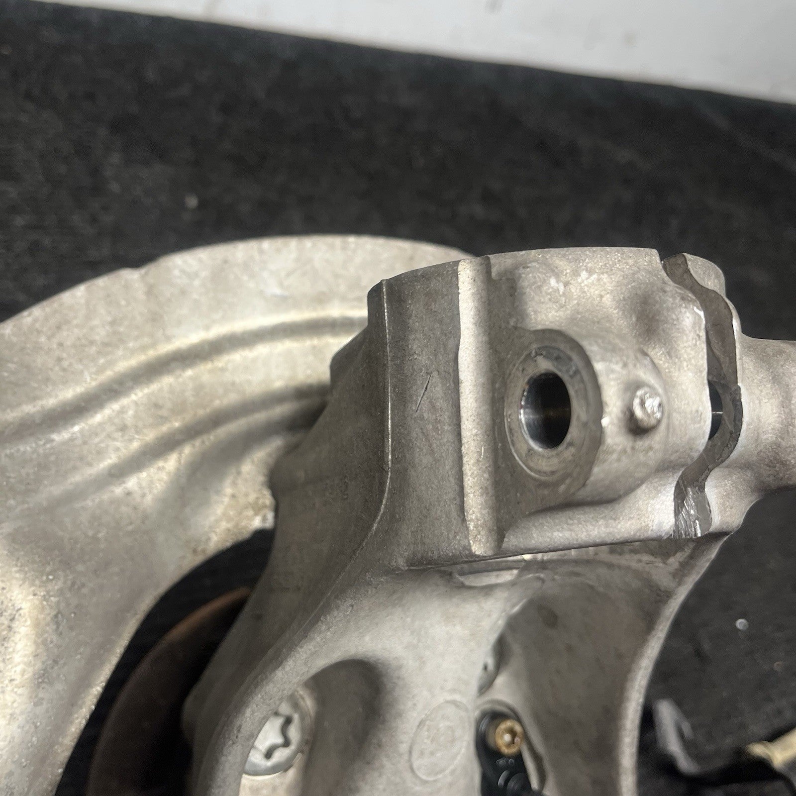 ☑️ 14-17 BMW F22 F23 M235i Front Right Passenger Spindle Knuckle Hub RWD OEM