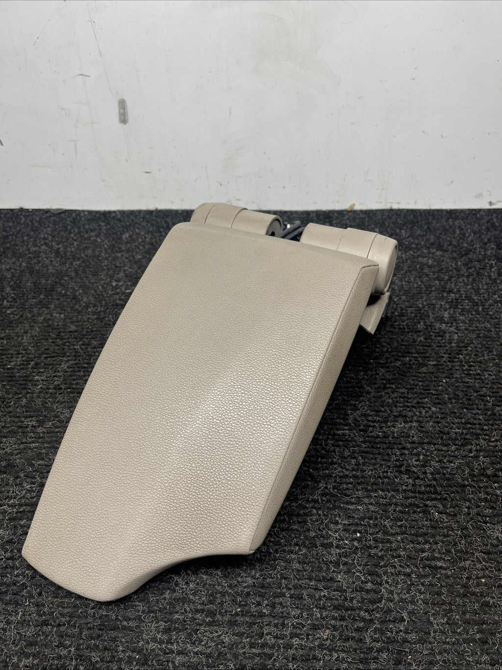 ☑️ 08-13 OEM BMW E88 128i 135i Center Console Armrest Tray Leather Beige