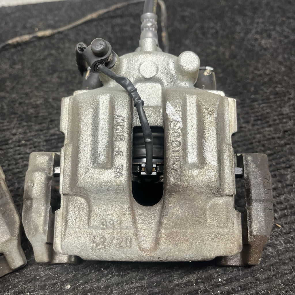 ☑️ 07-13 BMW E90 E92 E93 328i Rear Right Brake Caliper Carrier Pair OEM