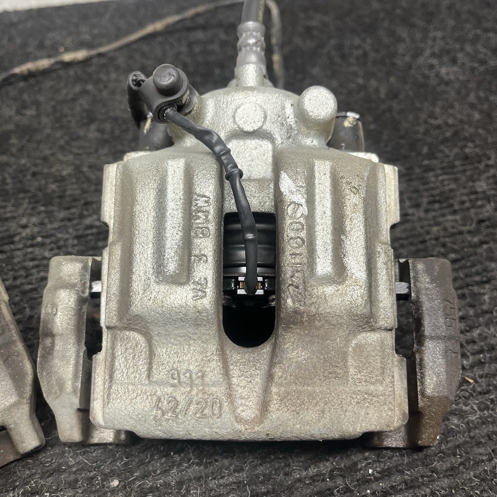 ☑️ 07-13 BMW E90 E92 E93 328i Rear Right Brake Caliper Carrier Pair OEM