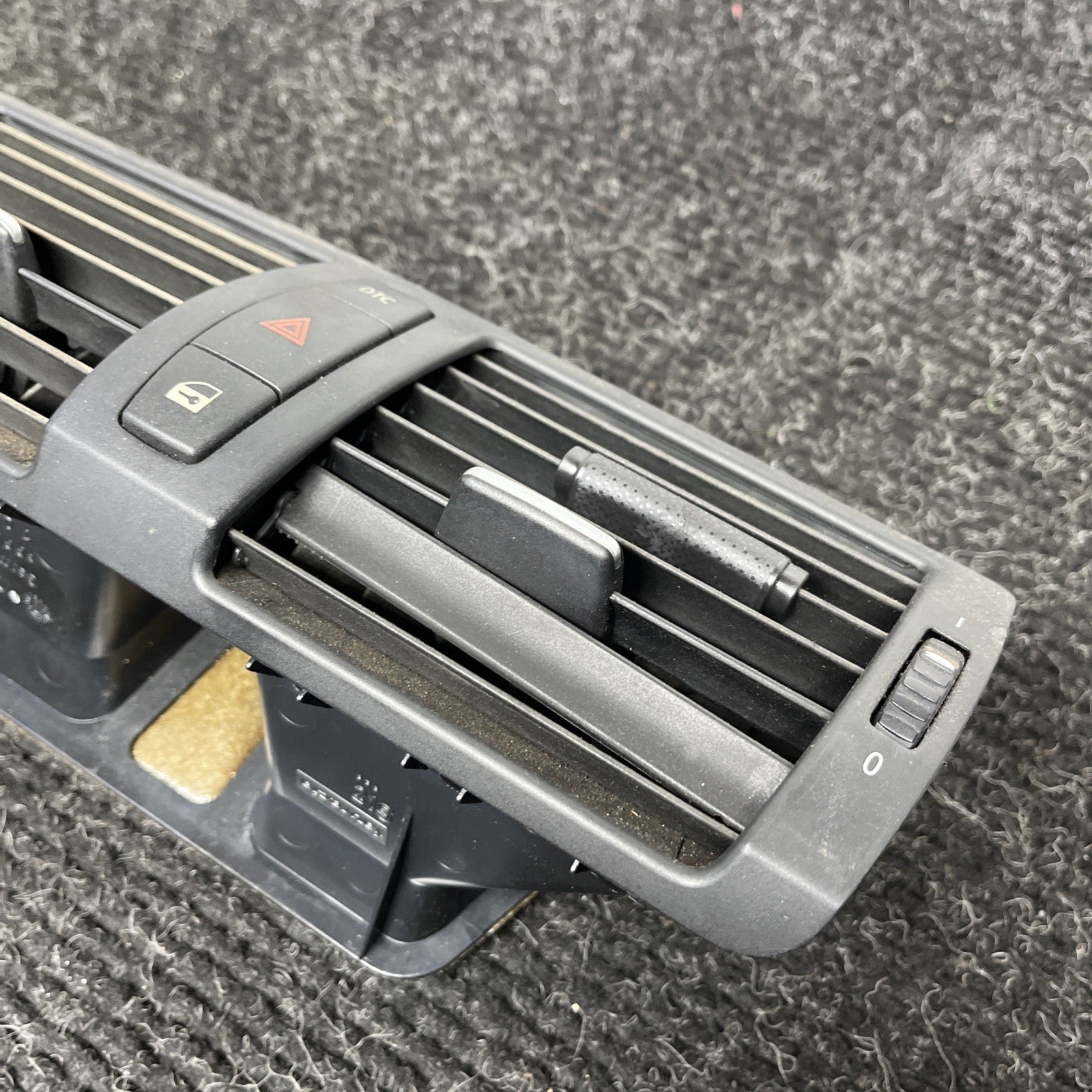 ☑️ 08-13 BMW 1-SERIES AIR GRILLE CENTER DASH VENT HAZARD TRIM 64227059189 OEM