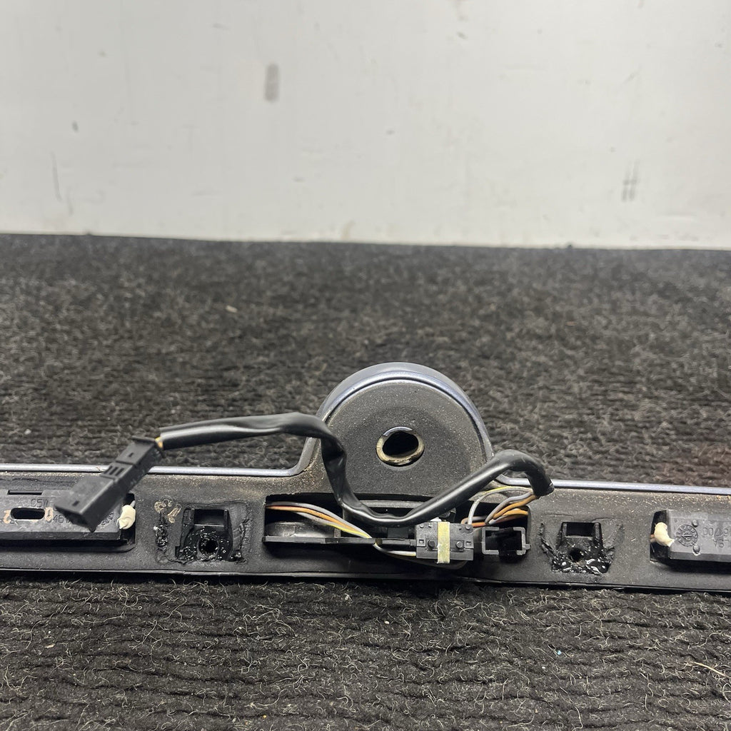 ☑️ 04-06 BMW E46 325Ci 330Ci Convertible Trunk Lid Handle Trim License Light OEM