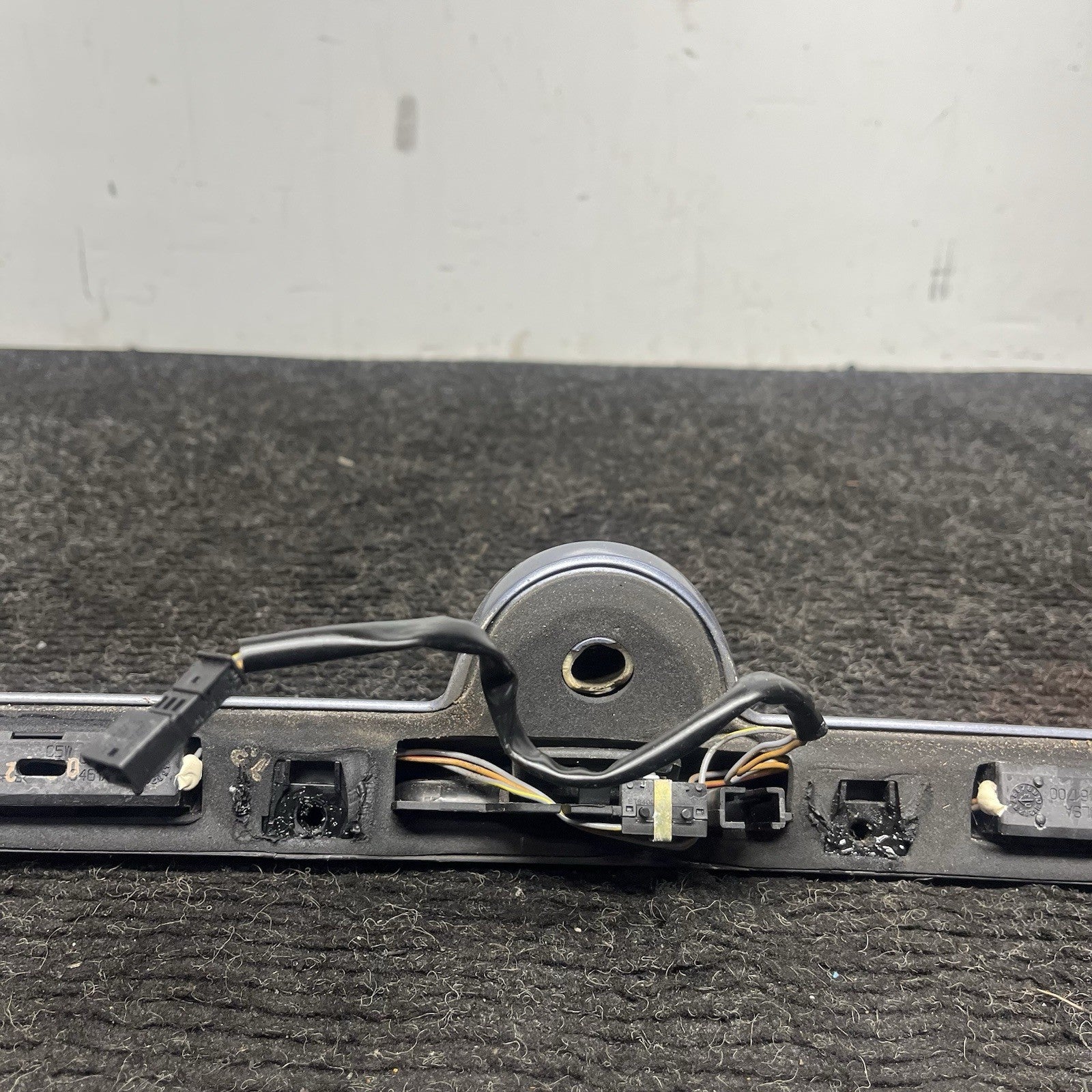 ☑️ 04-06 BMW E46 325Ci 330Ci Convertible Trunk Lid Handle Trim License Light OEM