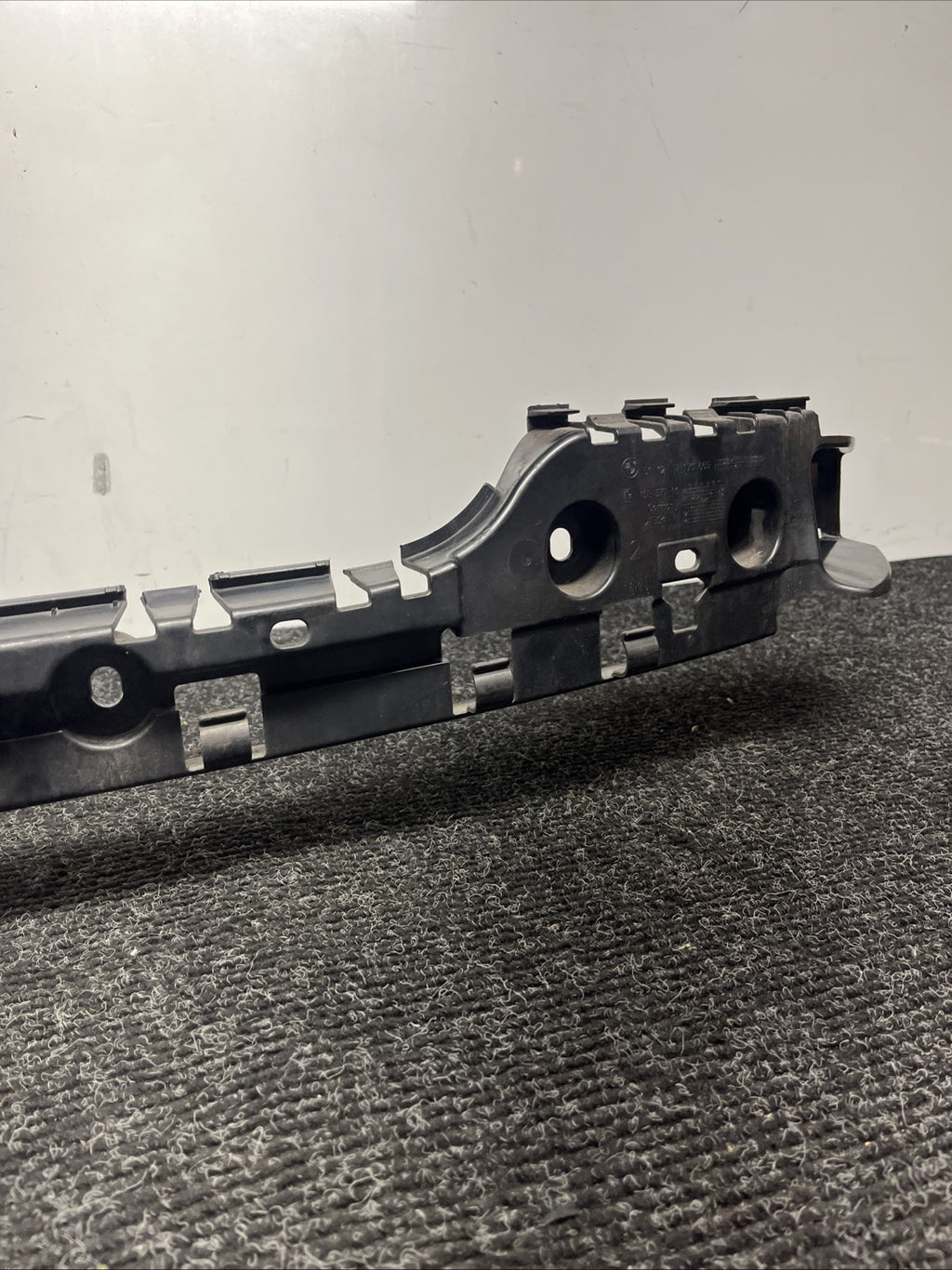 ☑️ OEM BMW E92 328 335 M3 COUPE Rear Center Bumper Mount Bracket Guide Support