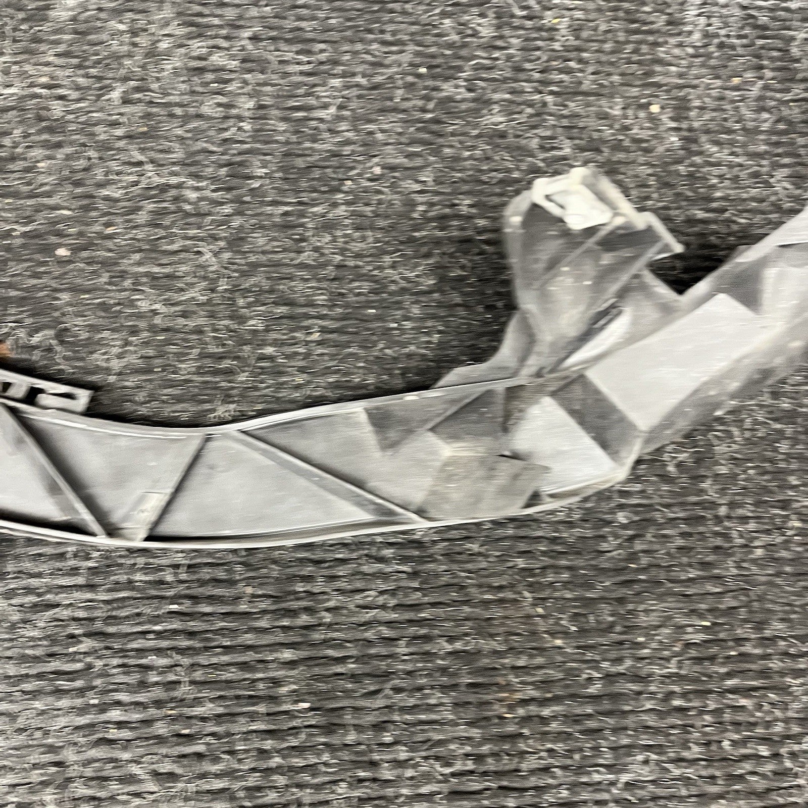 ☑️ 08-13 BMW E82 E88 135 Right Passenger Side Headlight Arm Bracket Mount