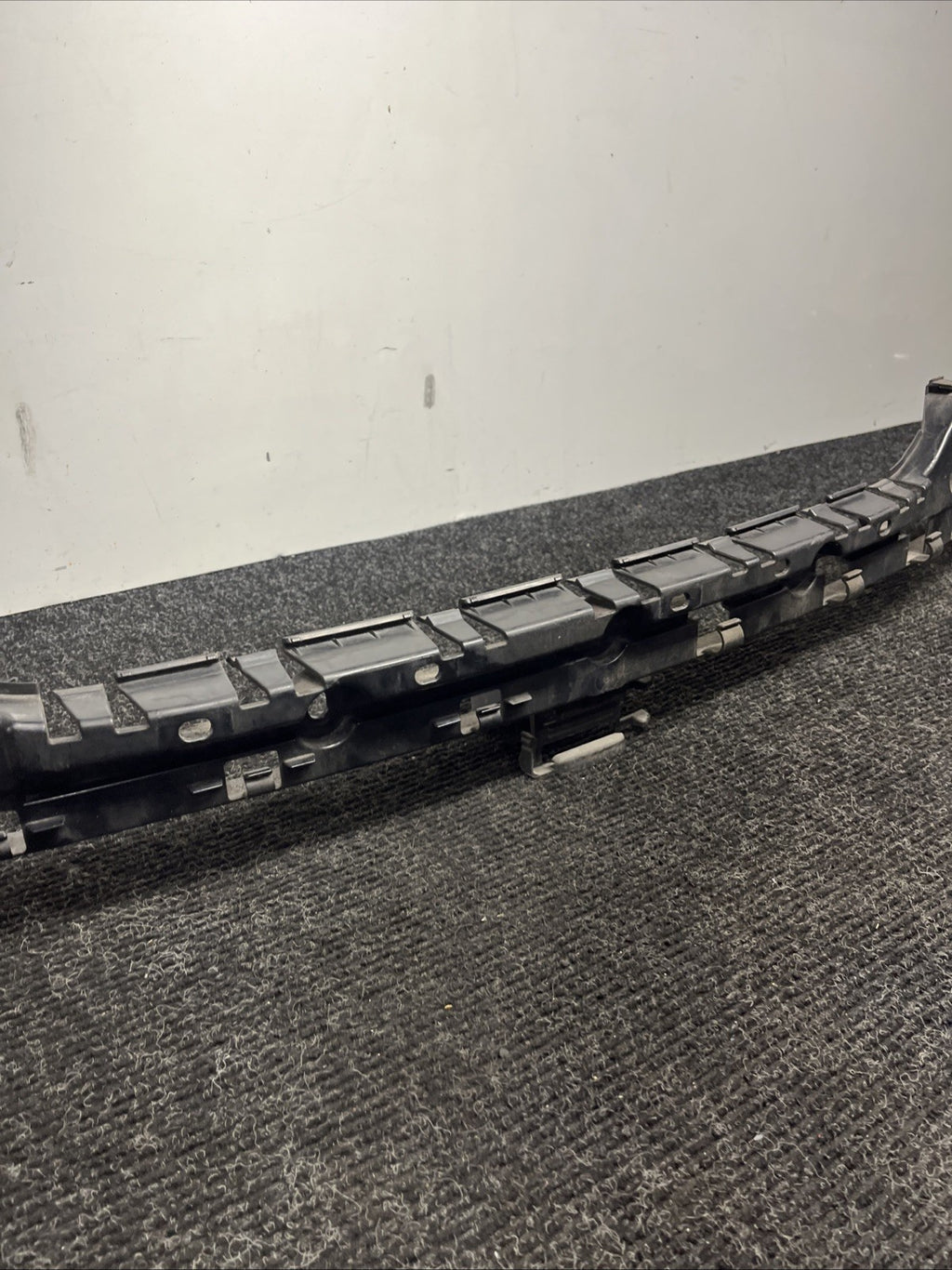 ☑️ OEM BMW E92 328 335 M3 COUPE Rear Center Bumper Mount Bracket Guide Support