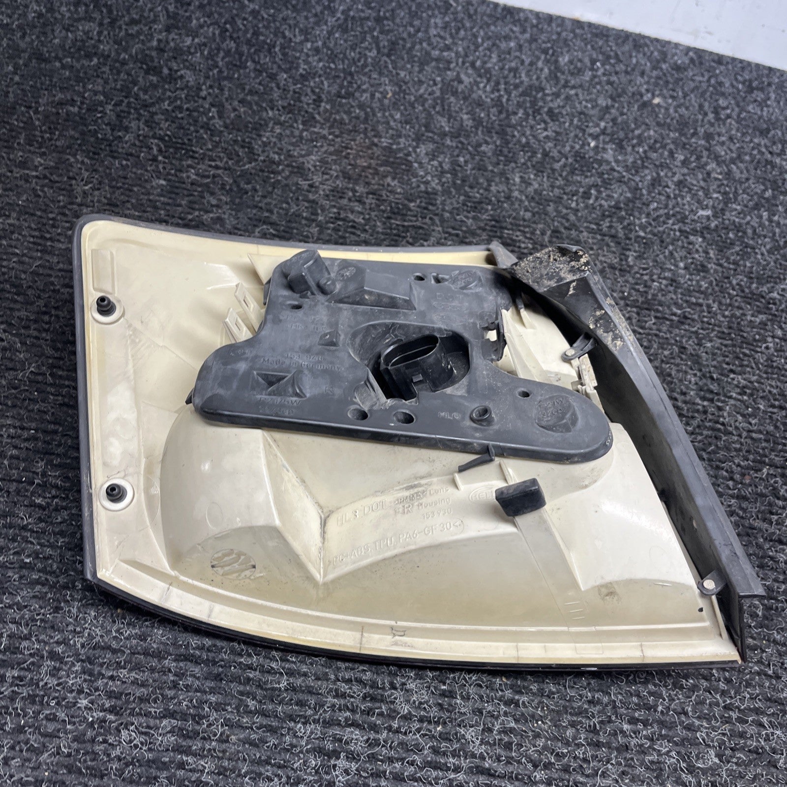 ☑️ 2002-2005 Audi A4 S4 Sedan 4 Door Right Passenger Side RH Tail Light OEM