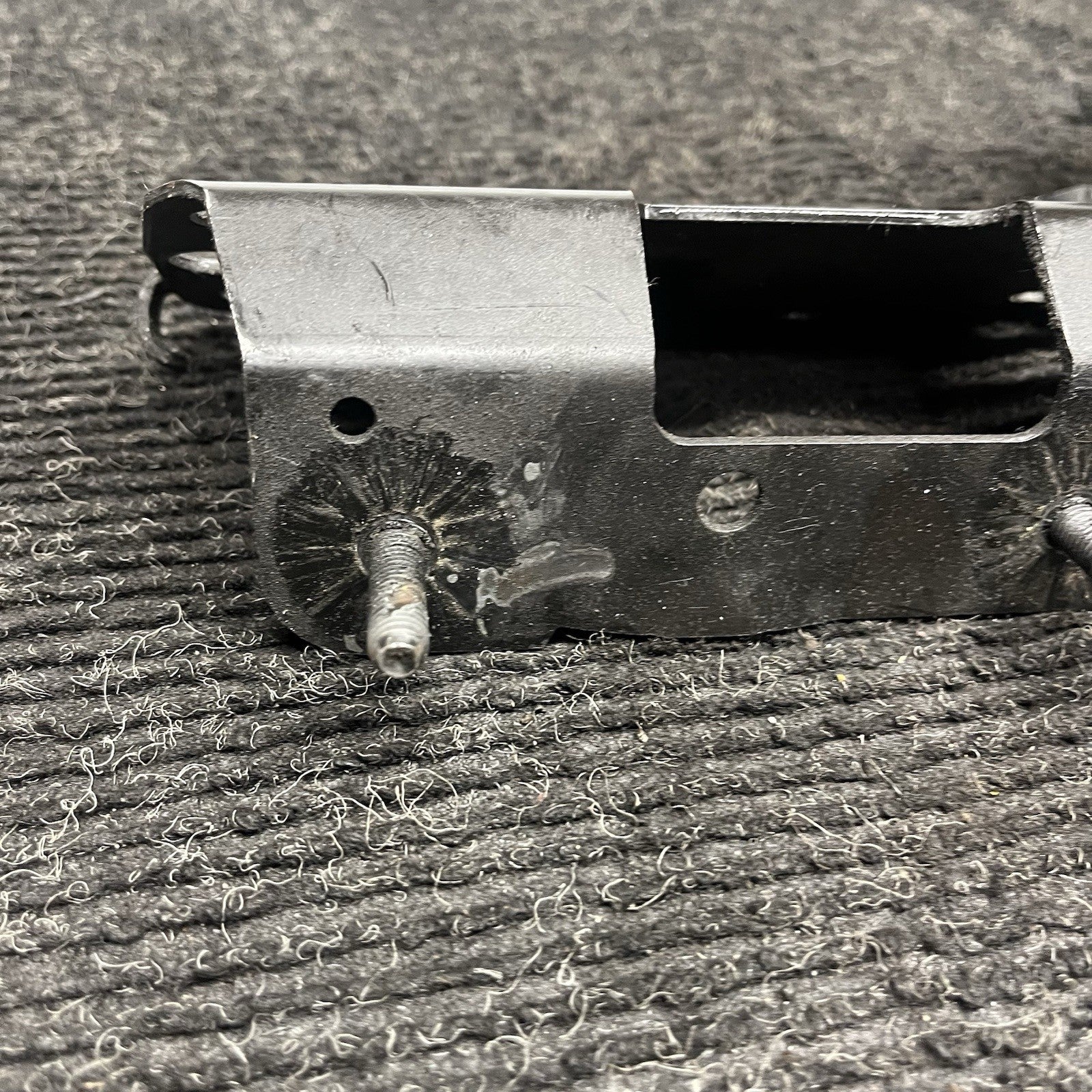 ☑️ 2007-2013 BMW E92 E93 335I RIGHT PASSENGER LOWER RADIATOR BRACKET OEM 7154546
