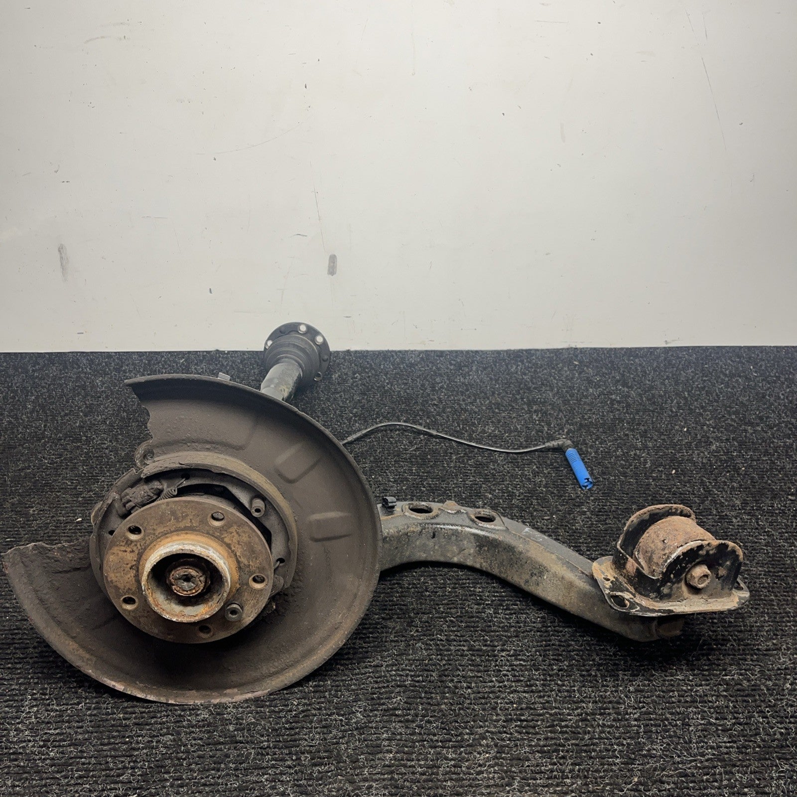 ☑️ 01-06 BMW E46 330i 330 REAR RIGHT TRAILING ARM KNUCKLE WHEEL HUB W/AXLE  OEM