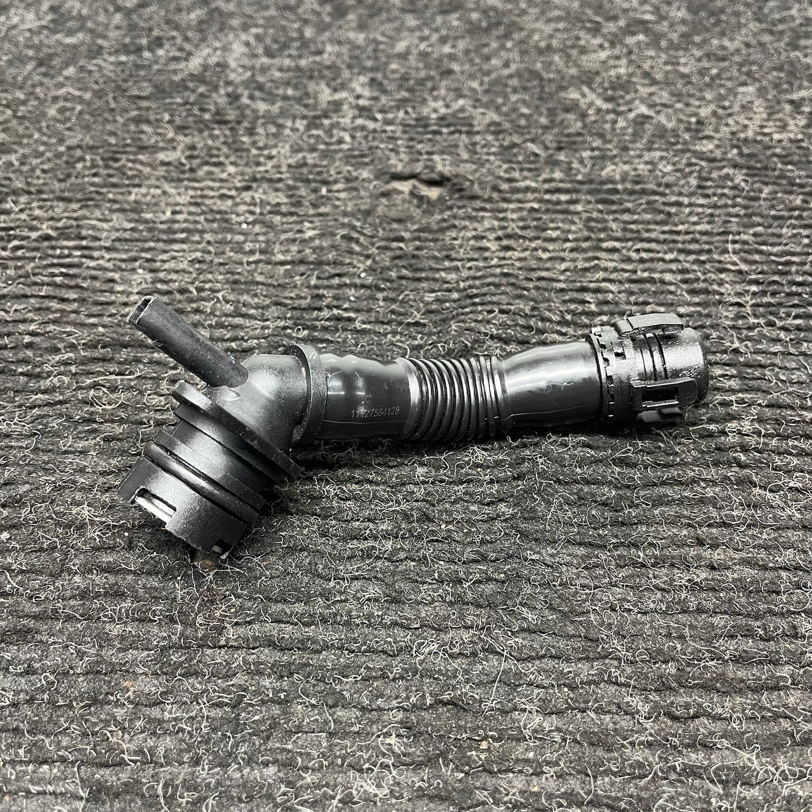 ☑️ 2011-2018 BMW X5 35IX E70 - Crankcase Breather HOSE / VENT TUBE 7584128