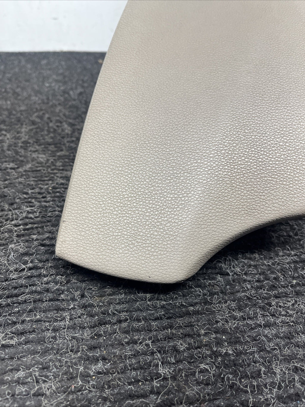 ☑️ 08-13 OEM BMW E88 128i 135i Center Console Armrest Tray Leather Beige