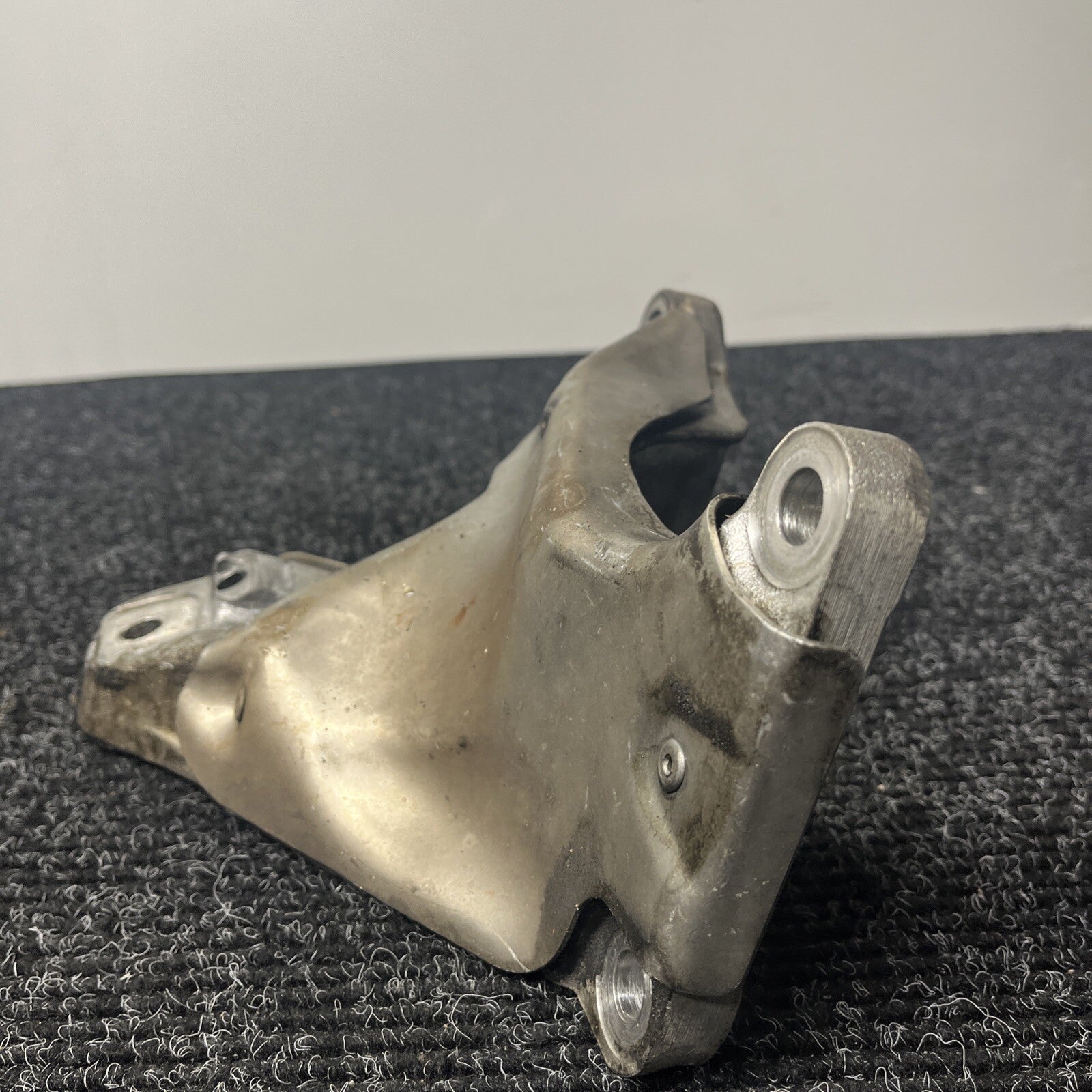 ☑️ 07-11 BMW E82 E88 E90 E92 135i 335i Right Passenger Engine Mount Bracket OEM