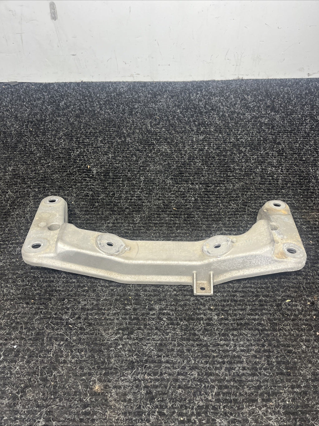 ☑️12-16 BMW F30 F32 RWD AUTOMATIC TRANSMISSION GEARBOX SUPPORT MOUNT BRACKET OEM
