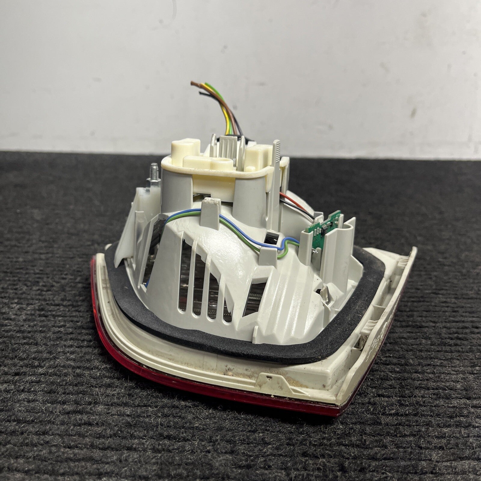 ☑️ 09-11 OEM BMW E90 LCI Sedan Rear Left Driver Side Inner Tail Light Trunk Lid