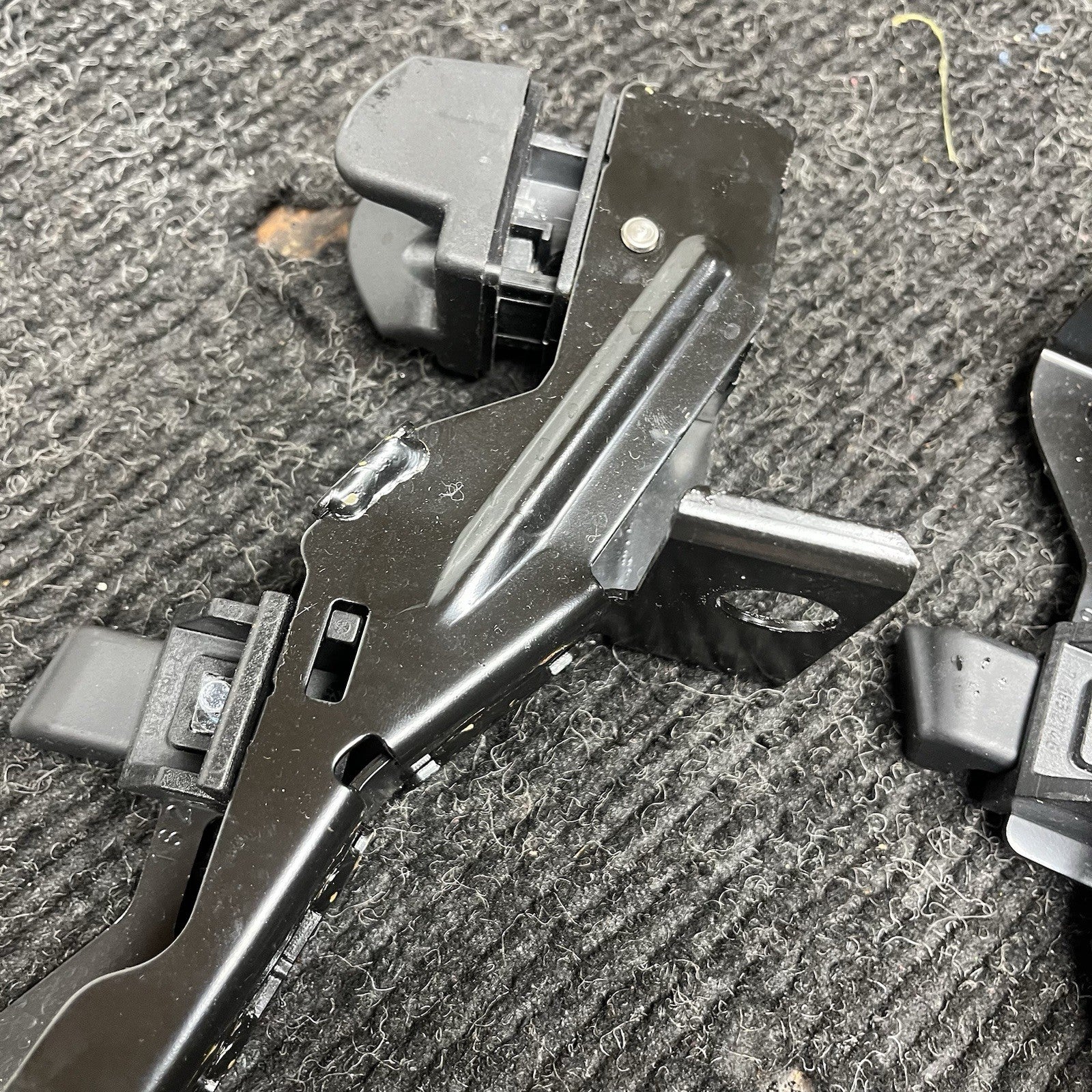 ☑️ 07-13 BMW E93 328i 335i M3 Right Side Convertible Hardtop Bracket Latch OEM