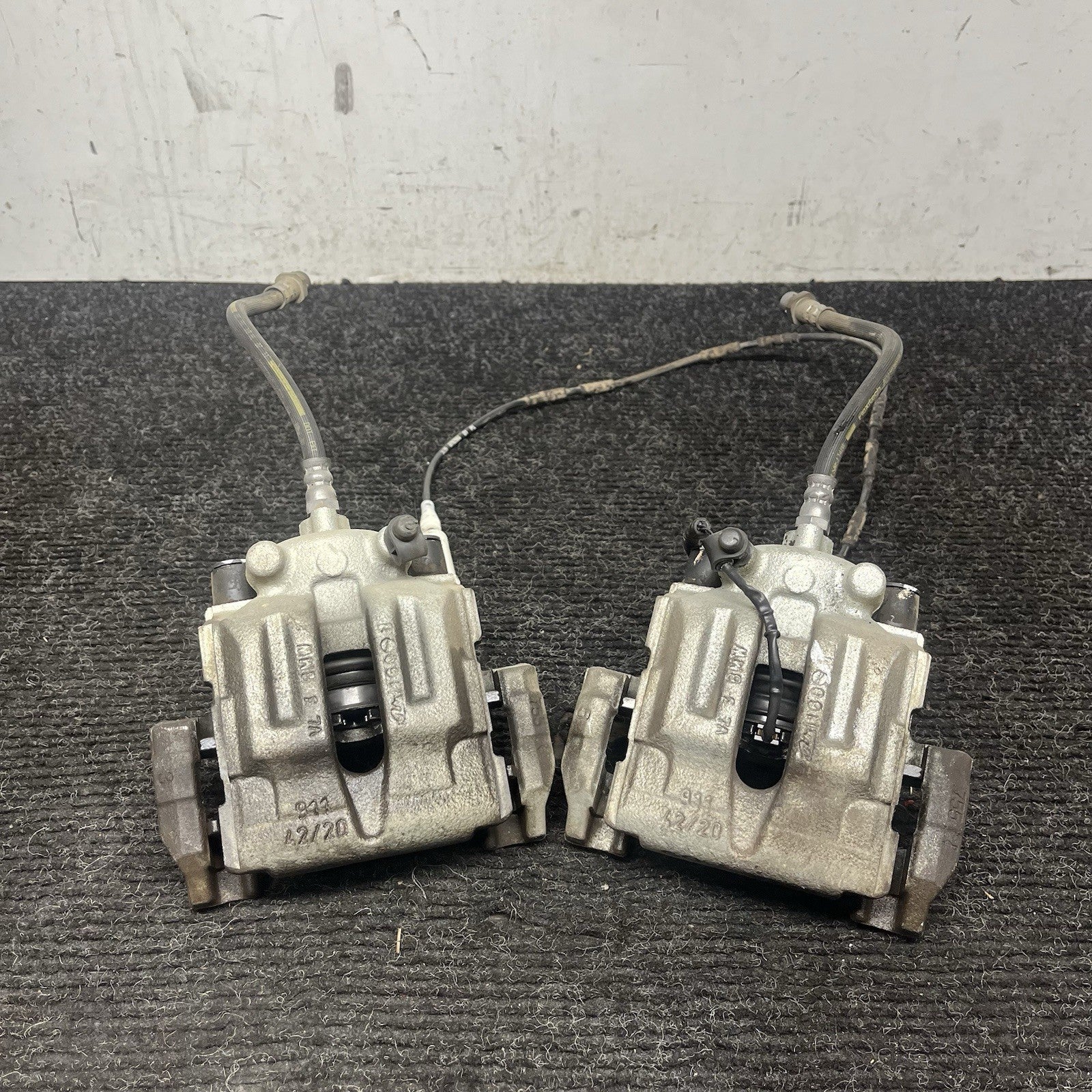 ☑️ 07-13 BMW E90 E92 E93 328i Rear Right Brake Caliper Carrier Pair OEM